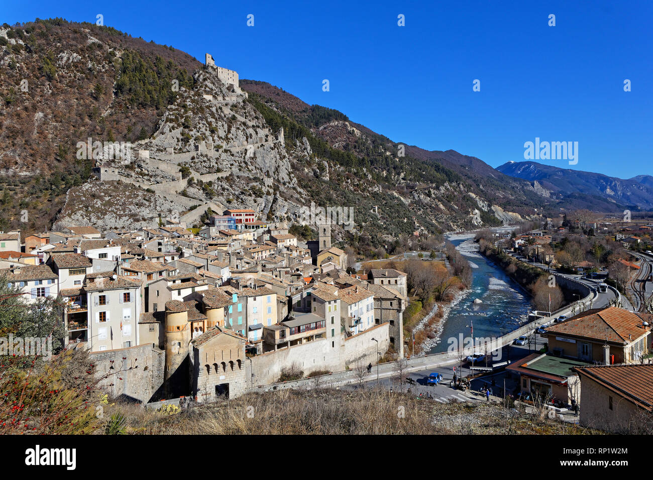 ENTEVAUX, Frankreich, 5. Februar 2019: Das mittelalterliche Dorf von Entrevaux in Südfrankreich Stockfoto