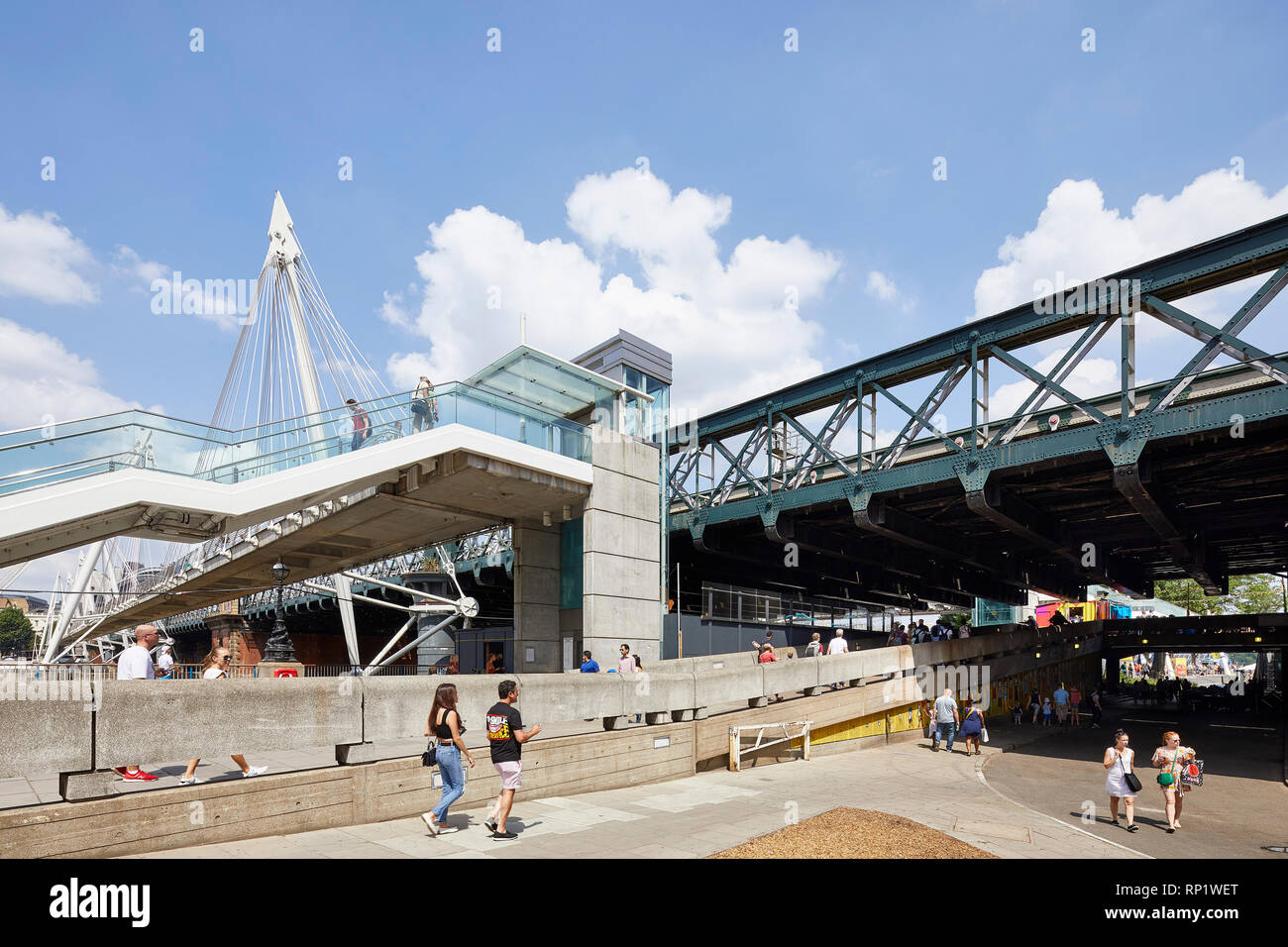 Unterführung mit Hungerford Brücke. Southbank Master Plan, London, Vereinigtes Königreich. Architekt: Glimmer Architekten, 2018. Stockfoto