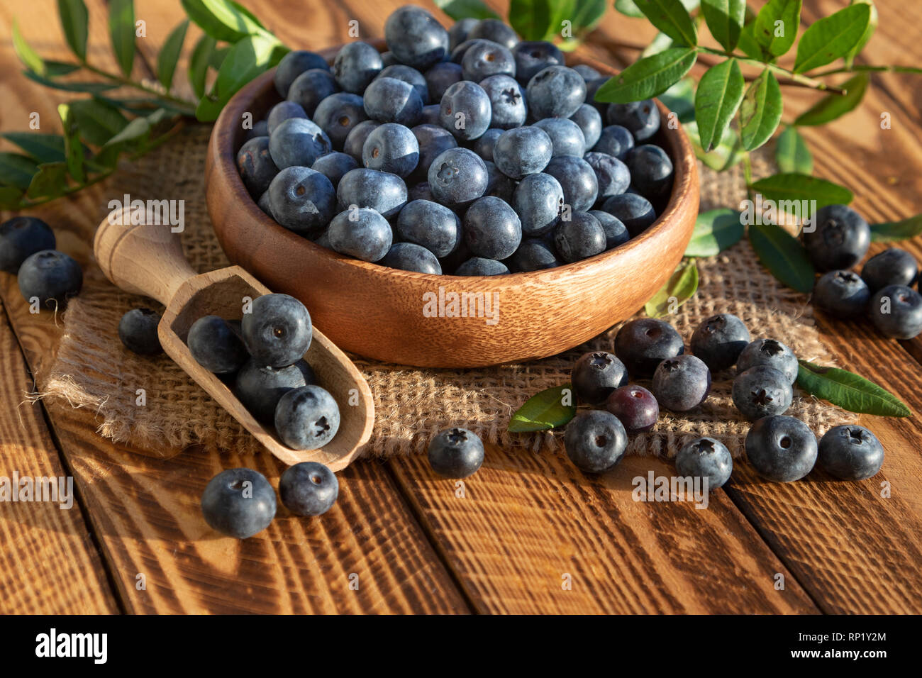 Blaubeeren in Houten in Nahaufnahme. Außenaufnahme mit selektiven Fokus Stockfoto