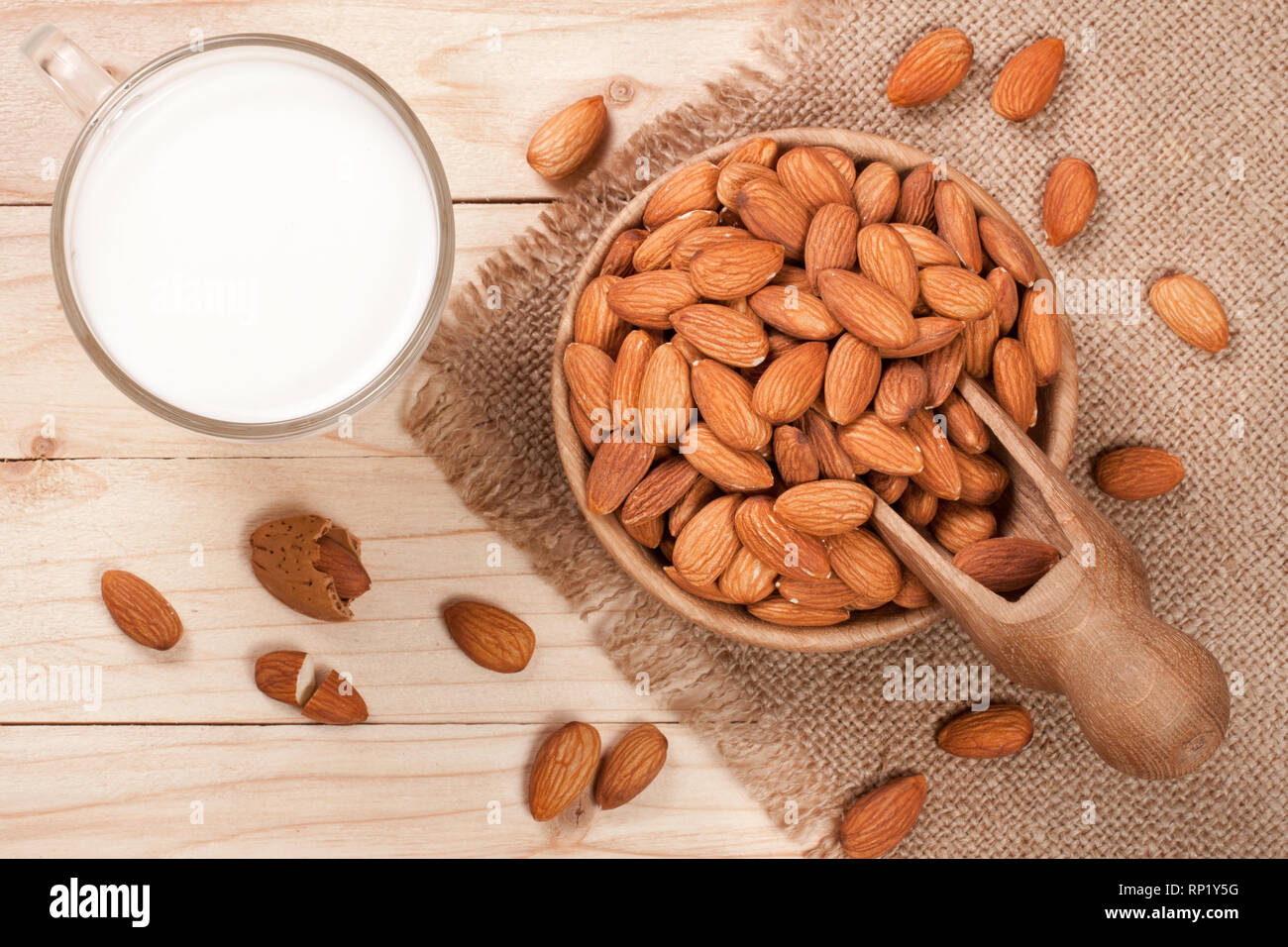 Mandel Milch in ein Glas und Mandeln in einer Schüssel auf hellen Hintergrund. Ansicht von oben. Stockfoto