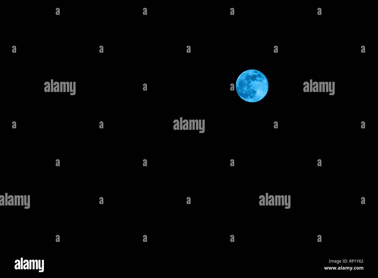 Blue Moon. Vollmond in den schwarzen Himmel. Astronomisches Phänomen. Stockfoto