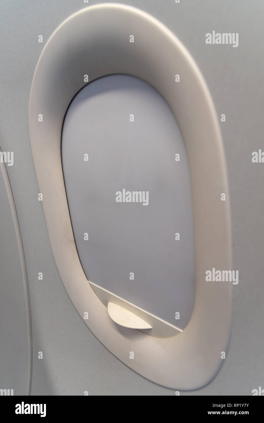 Die Fenster des Flugzeuges. Ein Blick auf die bullaugen Fenster an Bord eines Airbus für Ihre Reise Konzept oder Beifahrer-Transport. Stockfoto