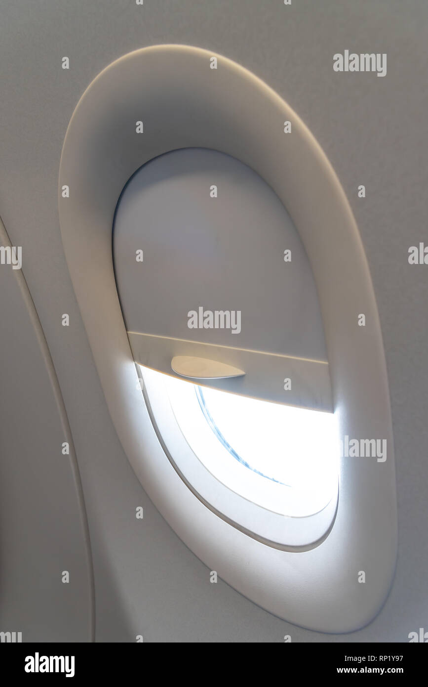 Die Fenster des Flugzeuges. Ein Blick auf die bullaugen Fenster an Bord eines Airbus für Ihre Reise Konzept oder Beifahrer-Transport. Stockfoto