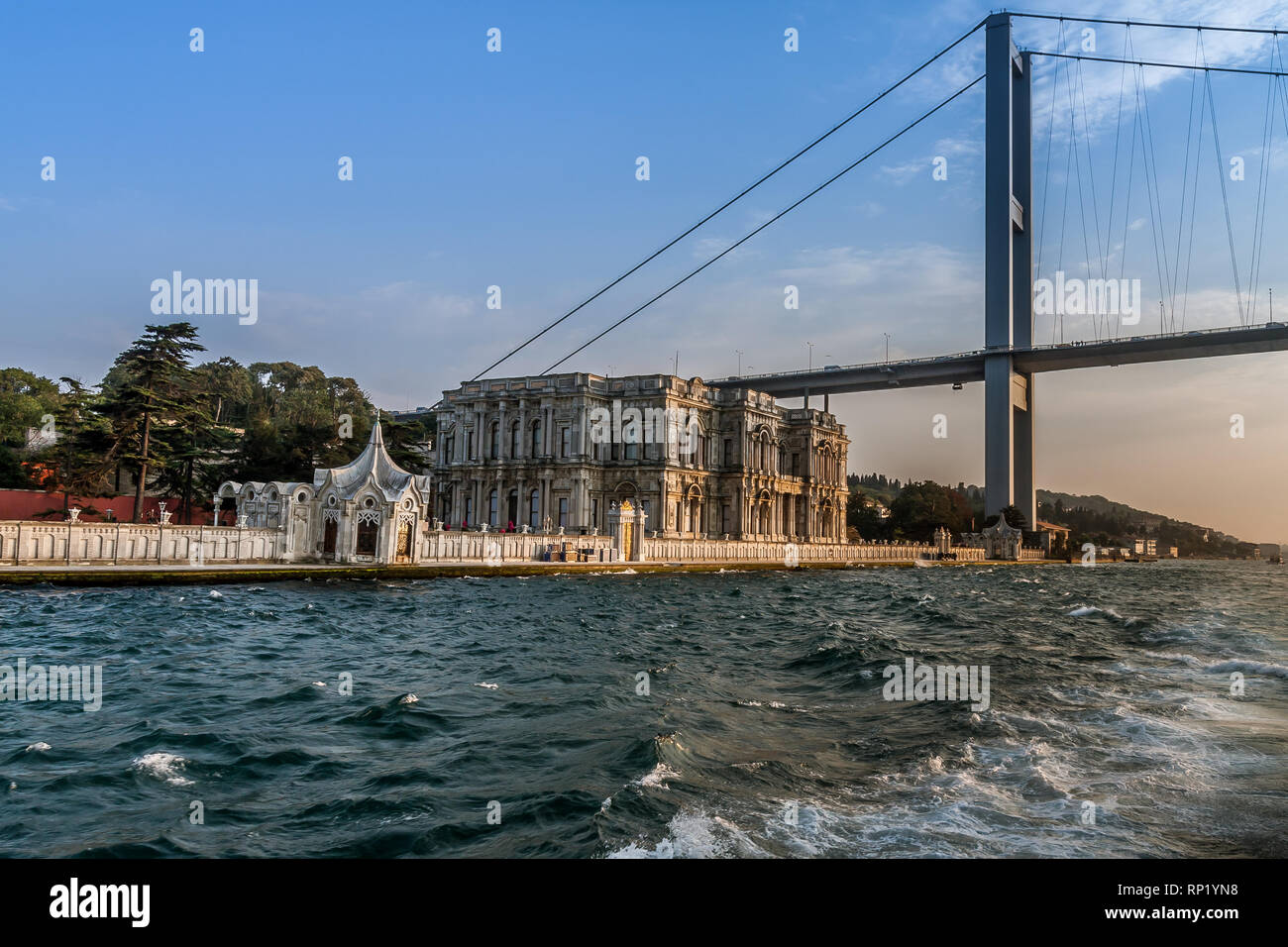 Der Beylerbeyi-palast und vom 15. Juli Märtyrer Brücke, Istanbul Stockfoto