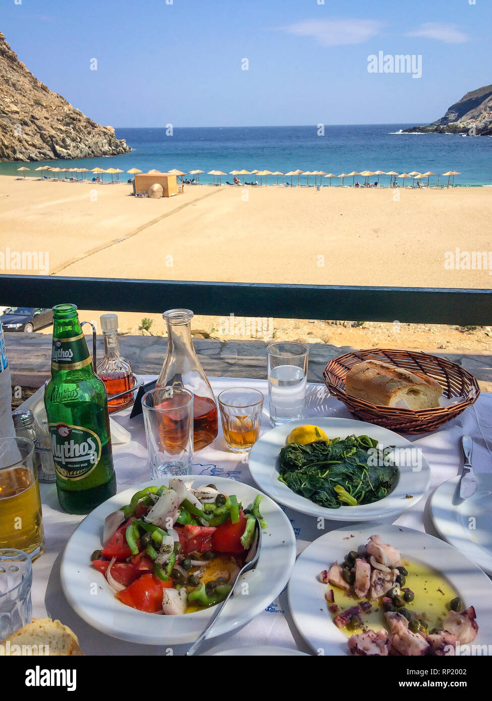 10.09.2018, Andros, Kykladen, Griechenland - die Taverne am Strand Ormos Zorkou im Norden der Insel Mittag zu essen. 00 X 180910 D 012 CAROEX.JPG [MODELL RELEAS Stockfoto