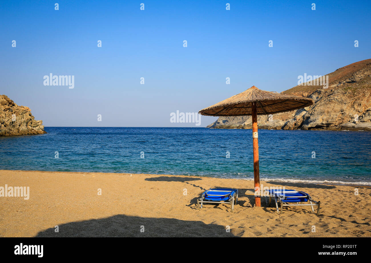10.09.2018, Andros, Kykladen, Griechenland - Liegen und Sonnenschirme am Strand Ormos Zorkou im Norden der Insel. 00 X 180910 D 016 CAROEX.JPG [MODELL RELE Stockfoto