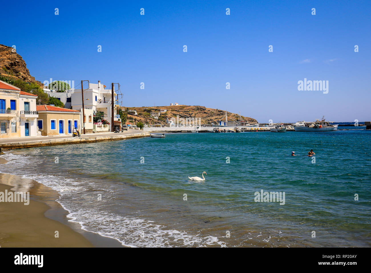 12.09.2018, Andros, Kykladen, Griechenland - Strand im Fischerdorf Ormos Korthiou. 00 X 180912 D 025 CAROEX.JPG [MODEL RELEASE: NICHT ZUTREFFEND, Eigenschaft Stockfoto