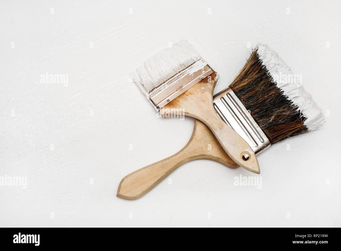 Zwei Pinsel liegen auf einem weißen texturierte Oberfläche Stockfoto