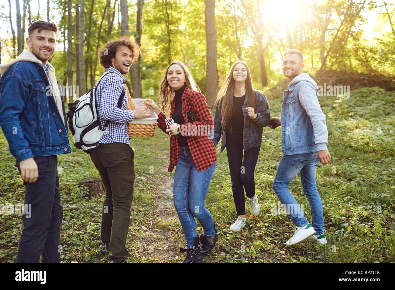 Freunde Spaß haben Fuß in den Park. Stockfoto