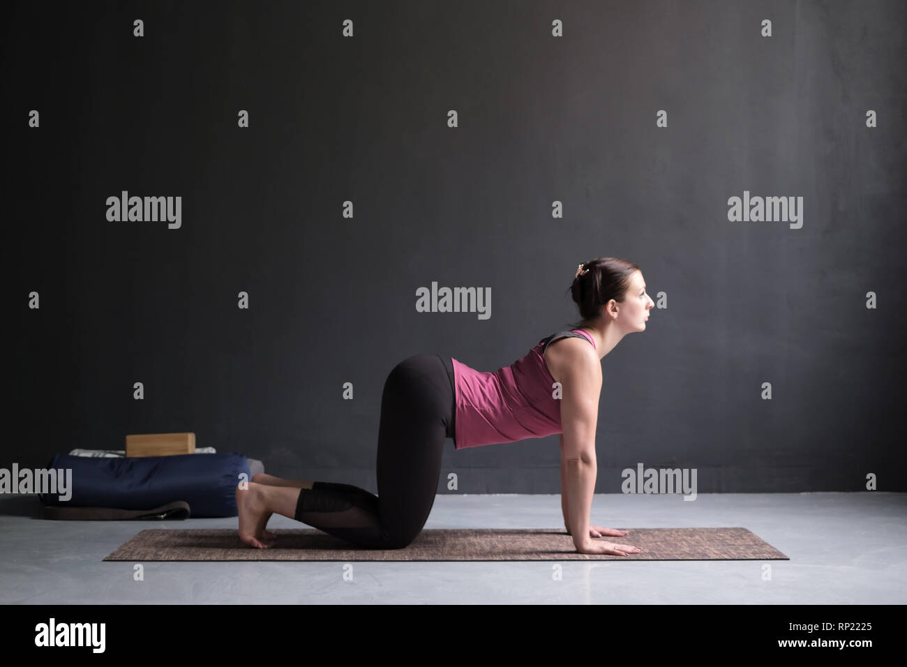 Frau heraus arbeiten ag Yoga oder Pilates Übung. Katze, Marjaryasana Stockfoto