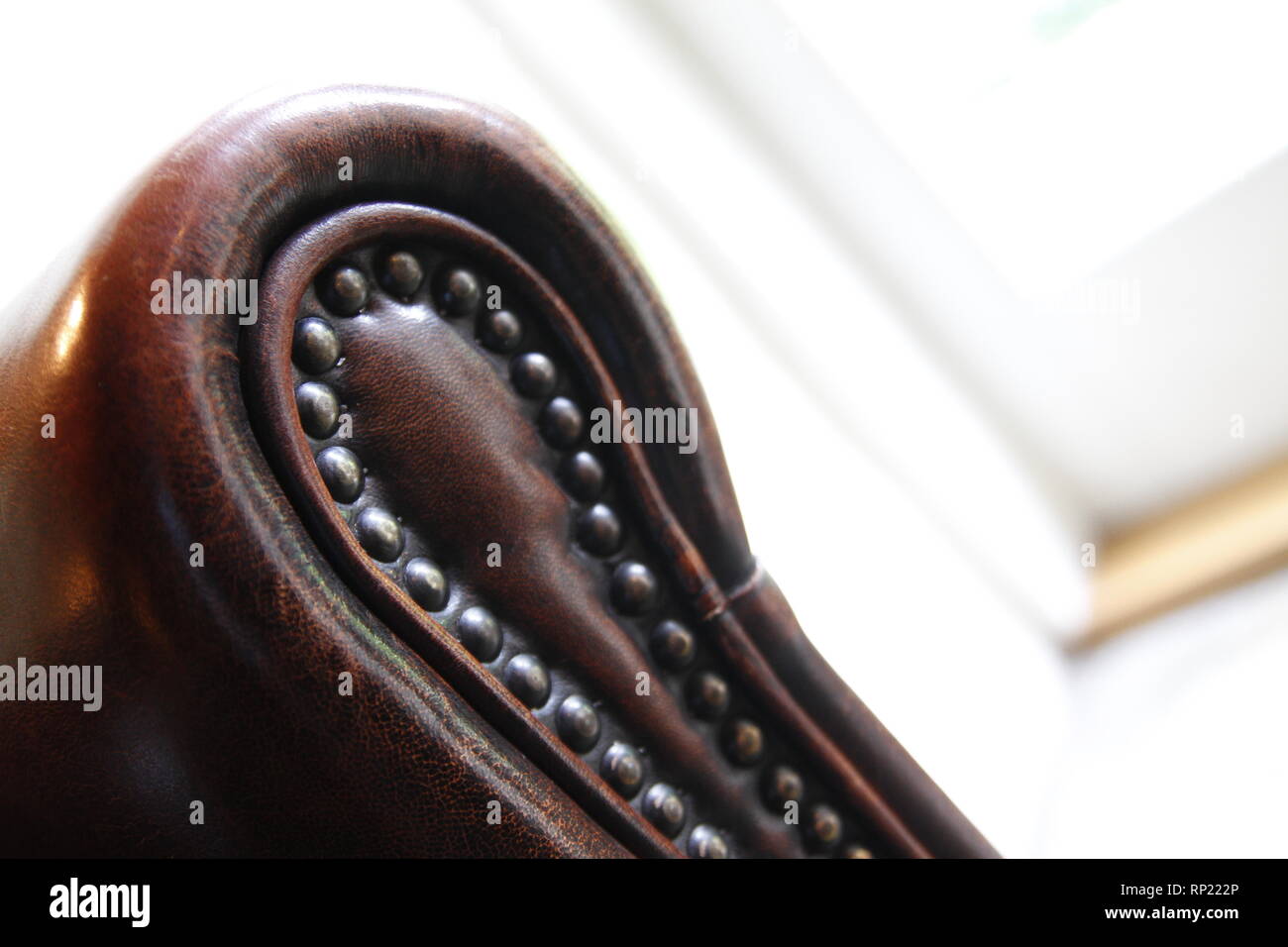 Detail der Armlehne von einem Ledersessel Stockfoto