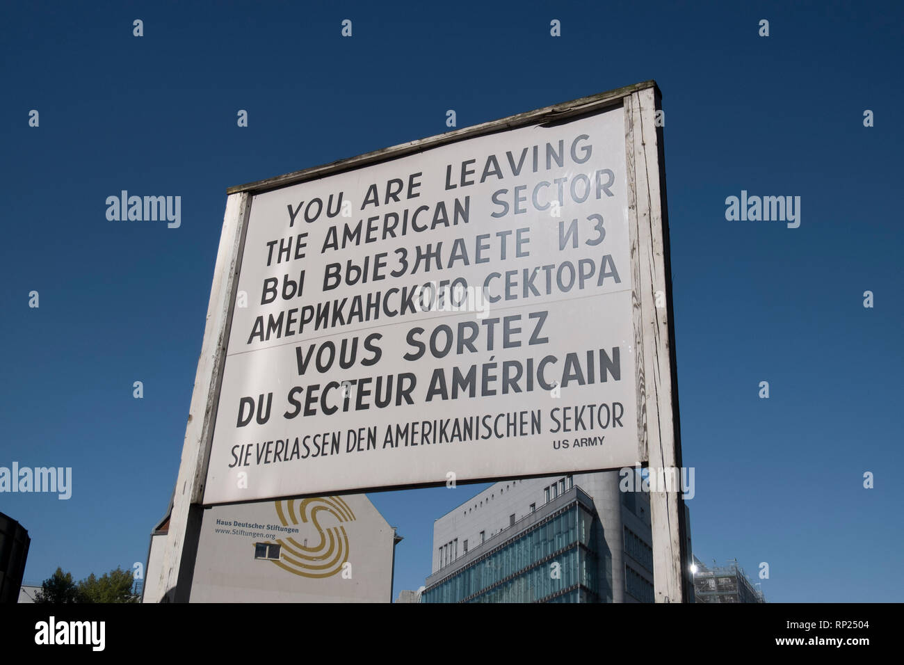 Checkpoint Charlie, eine der berühmtesten Attraktionen in Berlin, Deutschland. Stockfoto
