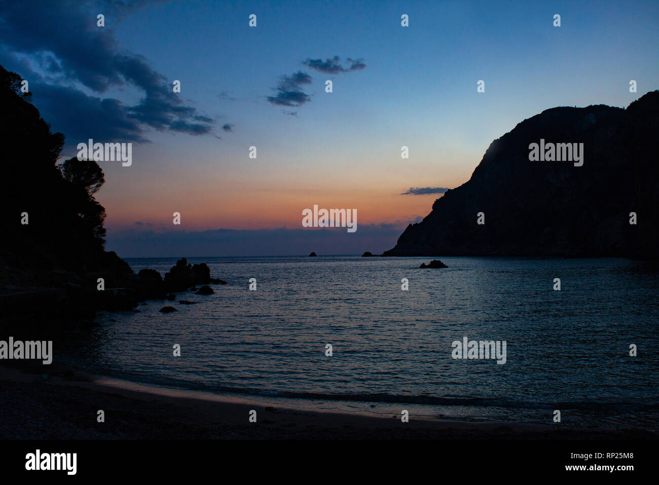 Einen Sandstrand am Meer in der Dämmerung mit einem blauen Himmel im Hintergrund. Ruhe und Frieden Konzept in den Urlaub Stockfoto