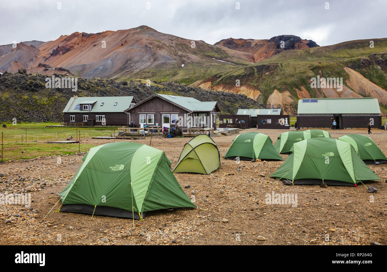Landmannalaugar, Island - 24. Juli 2015: Camping Zelte auf einem felsigen  Campingplatz am Landmannalaugar, einem Naturpark im Fjallabak Nature  Reserve, Fa Stockfotografie - Alamy