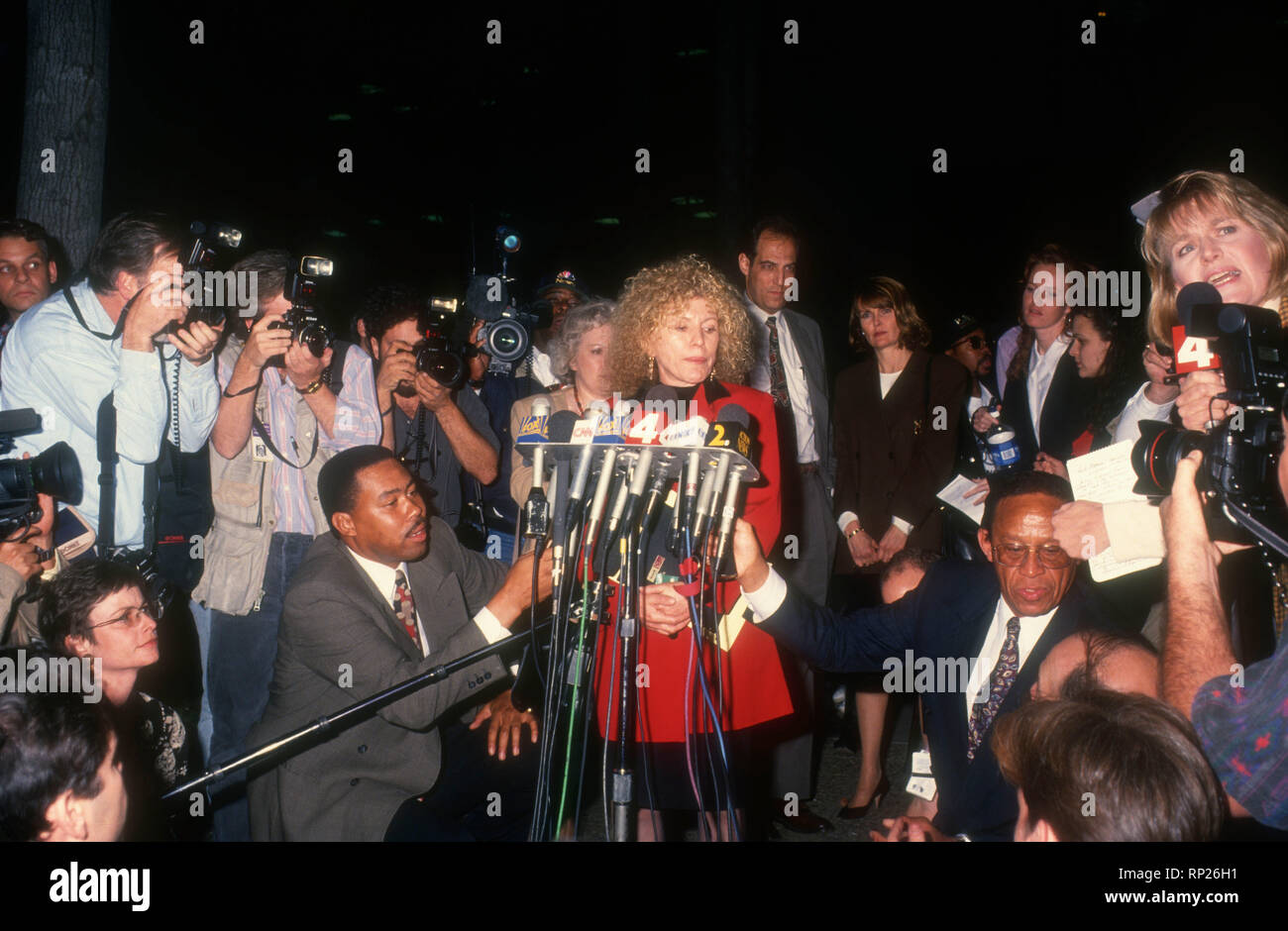 VAN NUYS, CA - Januar 13: Erik Menendez der Verteidiger Leslie Abramson hält eine Pressekonferenz an Erik und Lyle Menendez, Superior Court Richter Stanley Weisberg erklärt einen Fehlversuch in Erik Menendez Trial am 13 Januar, 1994 bei Van Nuys Gerichtsgebäude in Van Nuys, Kalifornien. Foto von Barry King/Alamy Stock Foto Stockfoto