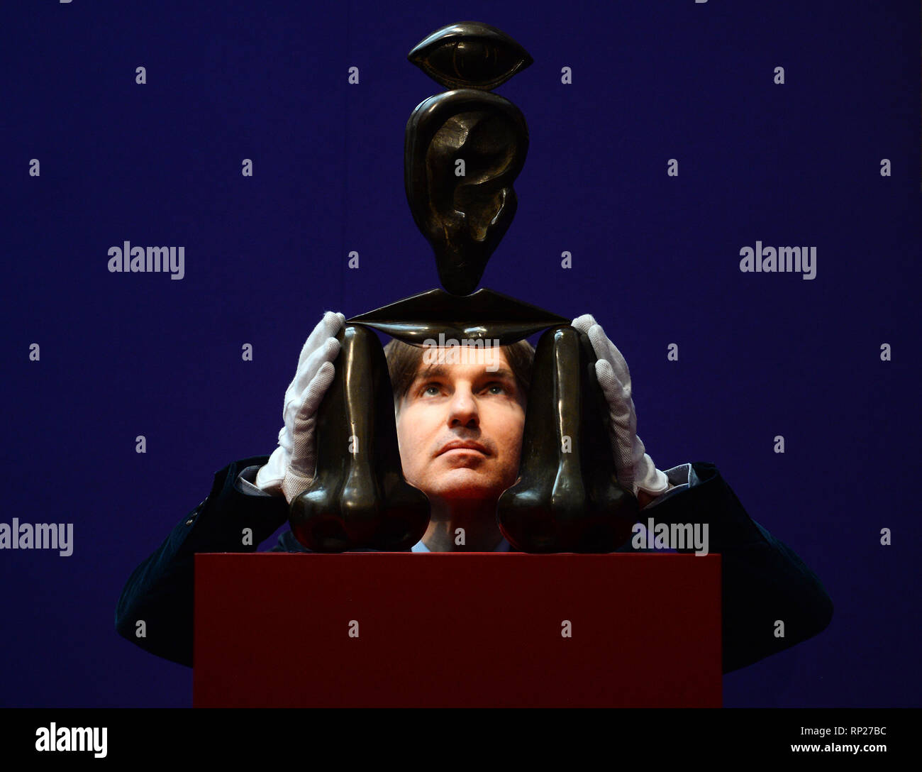 Eine Gallery Assistant sieht im La Race Blanche von Rene Magritte während ein Foto für Sotheby's Impressionismus, moderne Kunst und Surrealistische Kunst Verkauf, in London. Stockfoto