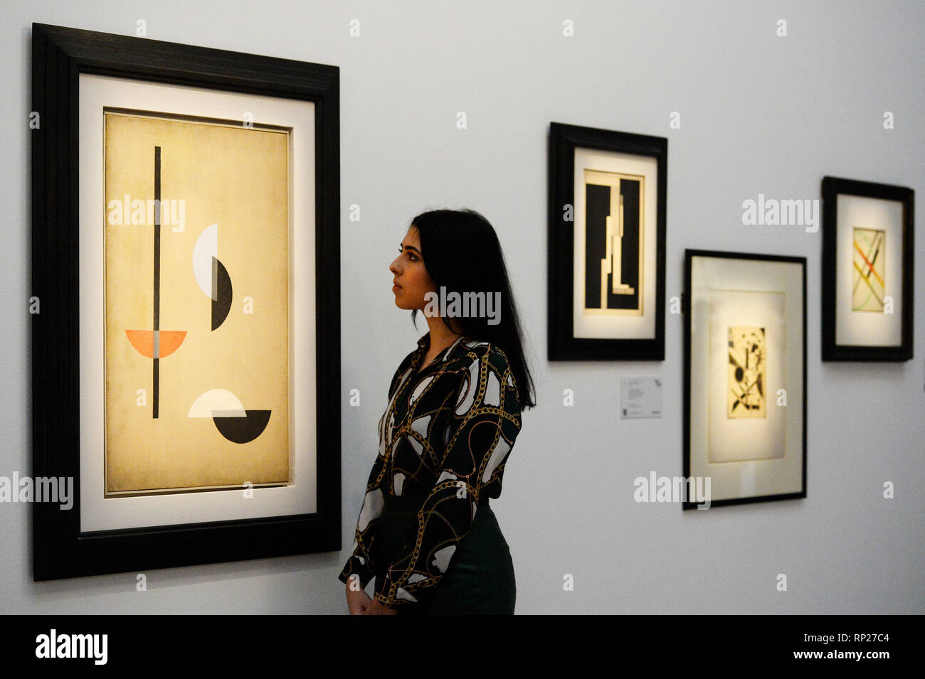 Ein Besucher schaut auf Segmente von Laszlo Moholy-Nagy während ein Foto für Sotheby's Impressionismus, moderne Kunst und Surrealistische Kunst Verkauf, in London. Stockfoto