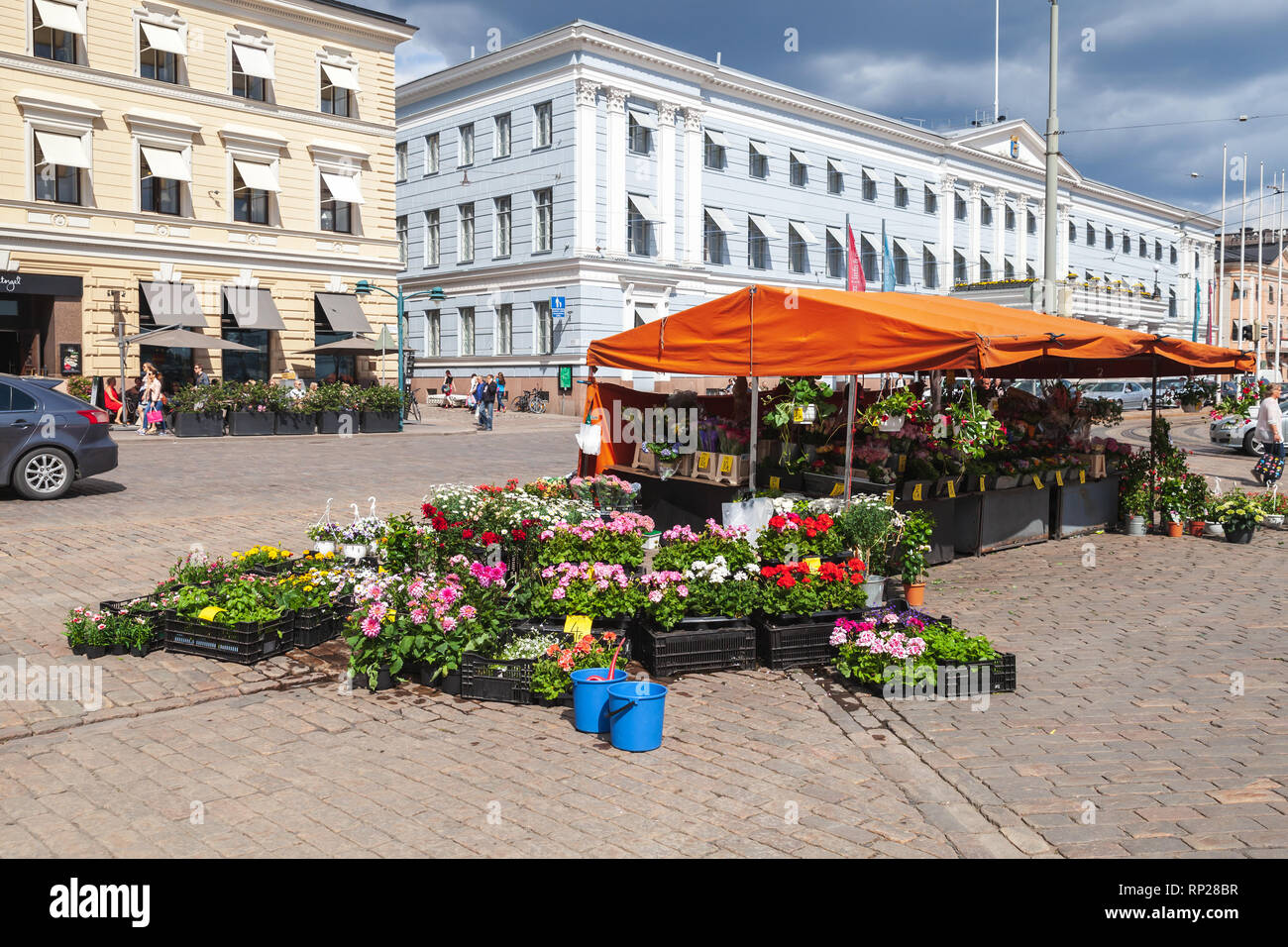 Helsinki, Finnland - 21. Mai 2016: Outdoor Flower Shop mit einfachen Menschen auf der Straße von Helsinki Stockfoto