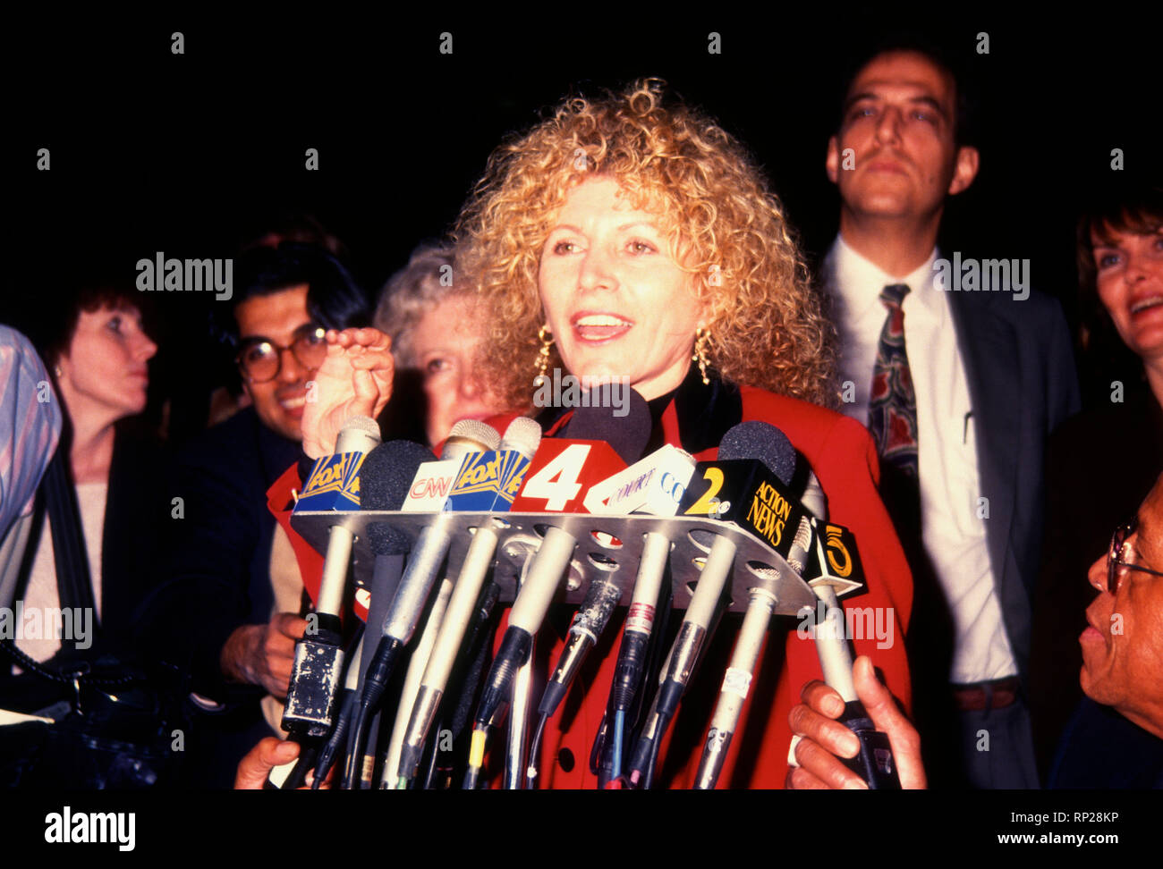 VAN NUYS, CA - Januar 13: Erik Menendez der Verteidiger Leslie Abramson hält eine Pressekonferenz an Erik und Lyle Menendez, Superior Court Richter Stanley Weisberg erklärt einen Fehlversuch in Erik Menendez Trial am 13 Januar, 1994 bei Van Nuys Gerichtsgebäude in Van Nuys, Kalifornien. Foto von Barry King/Alamy Stock Foto Stockfoto