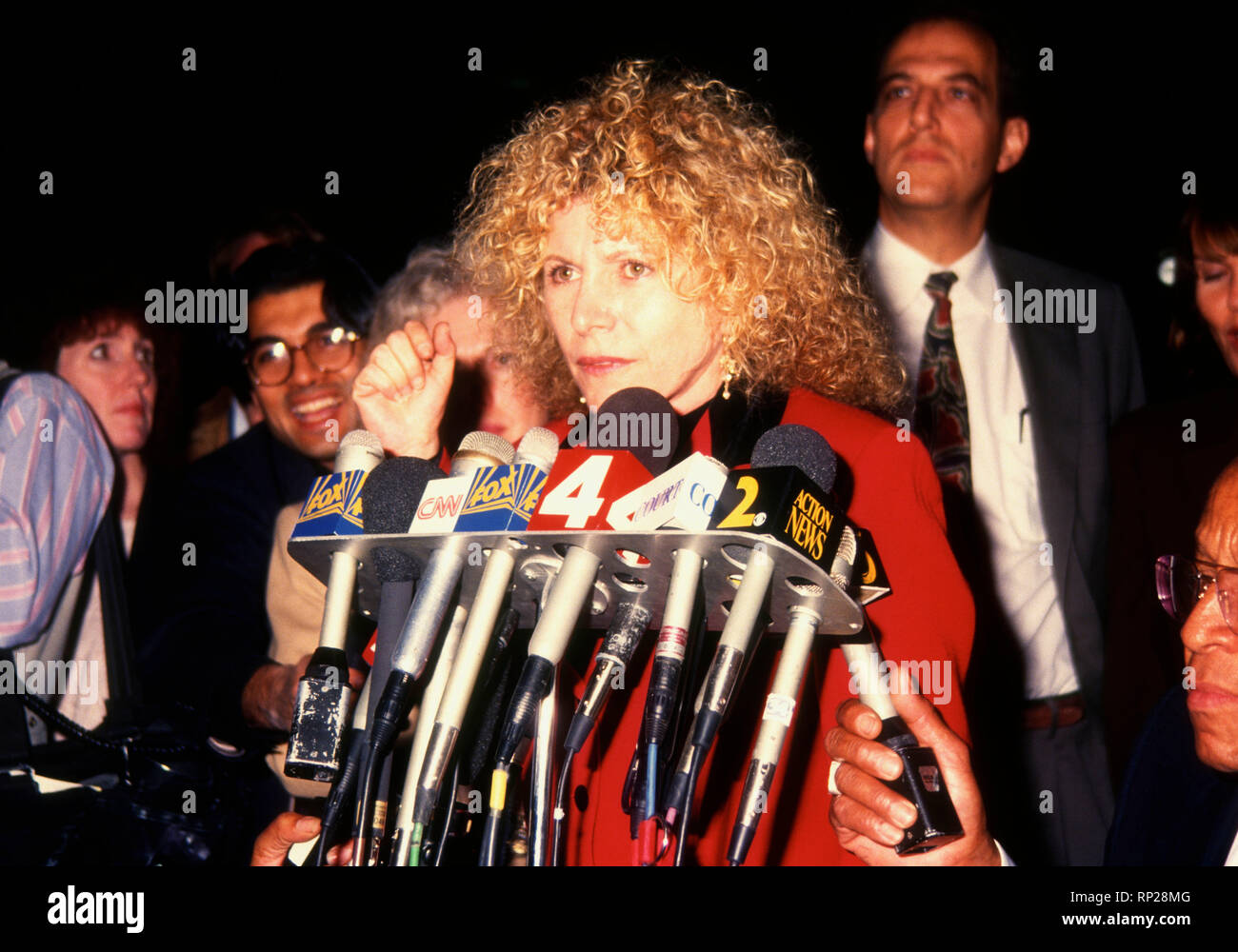 VAN NUYS, CA - Januar 13: Erik Menendez der Verteidiger Leslie Abramson hält eine Pressekonferenz an Erik und Lyle Menendez, Superior Court Richter Stanley Weisberg erklärt einen Fehlversuch in Erik Menendez Trial am 13 Januar, 1994 bei Van Nuys Gerichtsgebäude in Van Nuys, Kalifornien. Foto von Barry King/Alamy Stock Foto Stockfoto