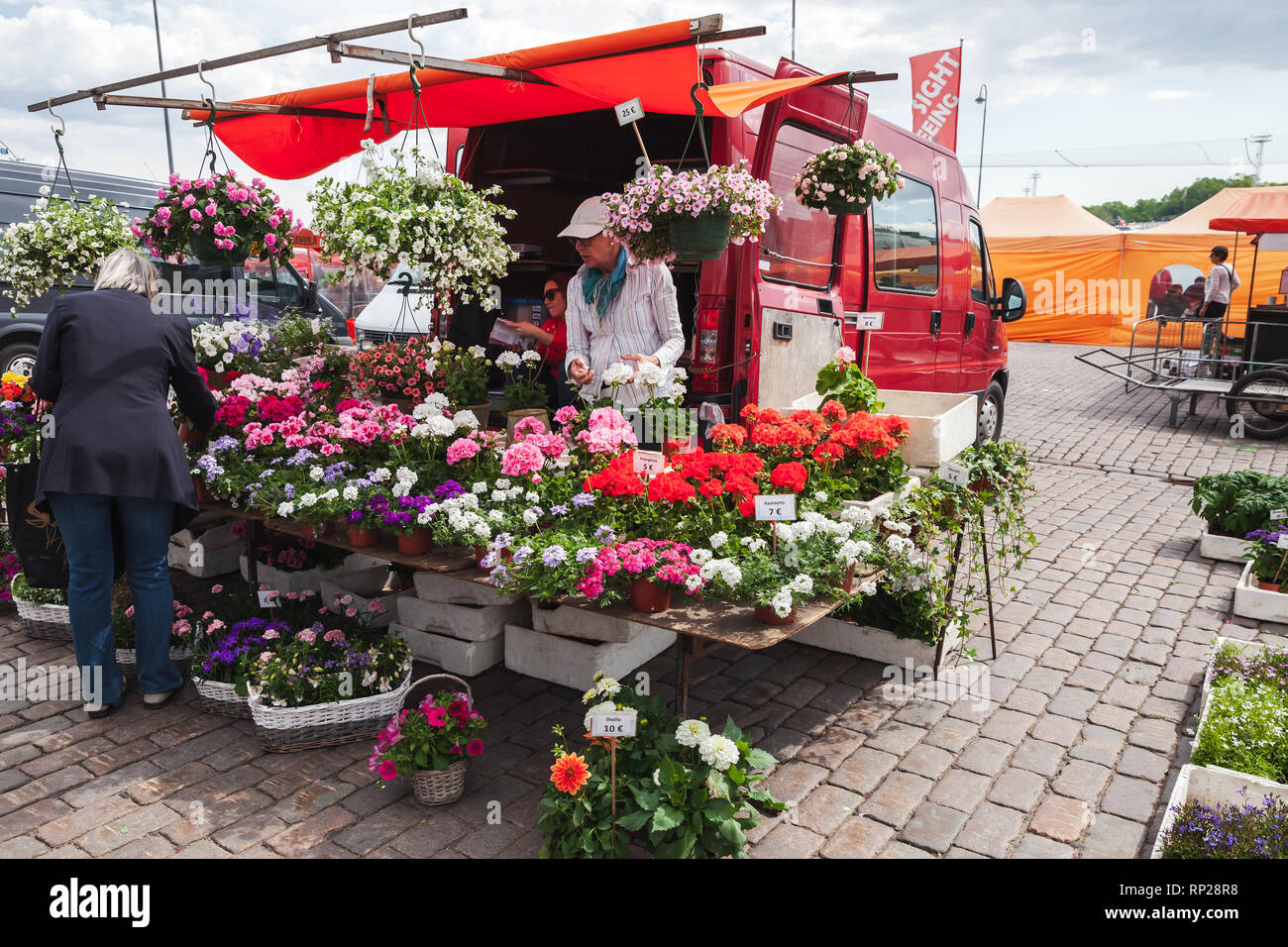 Helsinki, Finnland - 21. Mai 2016: Flower Shop in Van mit einfachen Menschen auf der Straße von Helsinki Stockfoto