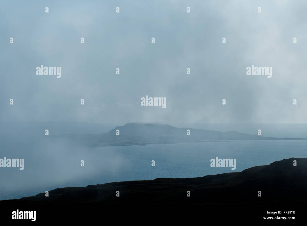 Blick auf die Insel von Muck mit niedrigen Wolke, die Hebriden Stockfoto