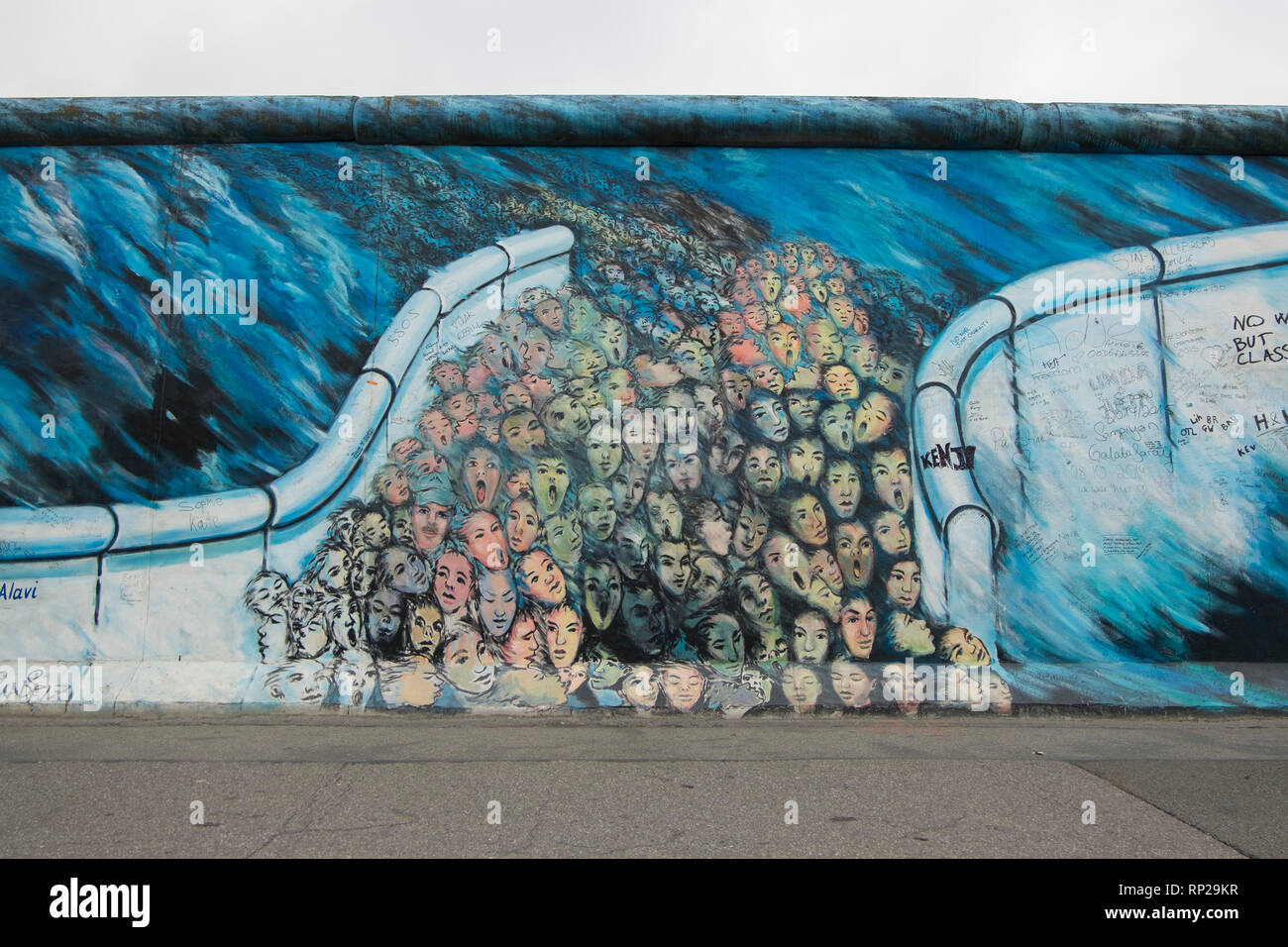 Ein Meer der Menschheit Wandbild an der Berliner Mauer in Berlin, Deutschland. Stockfoto