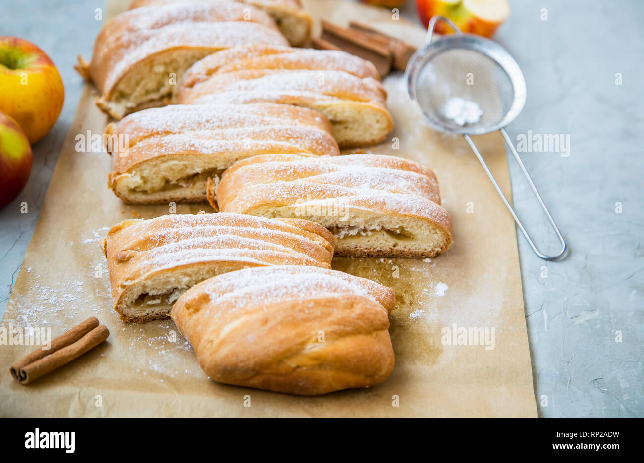 Apfelstrudel Gebäck, hausgemachtes Gebäck mit Äpfeln und Zimt, süß lecker apple Dessert Stockfoto