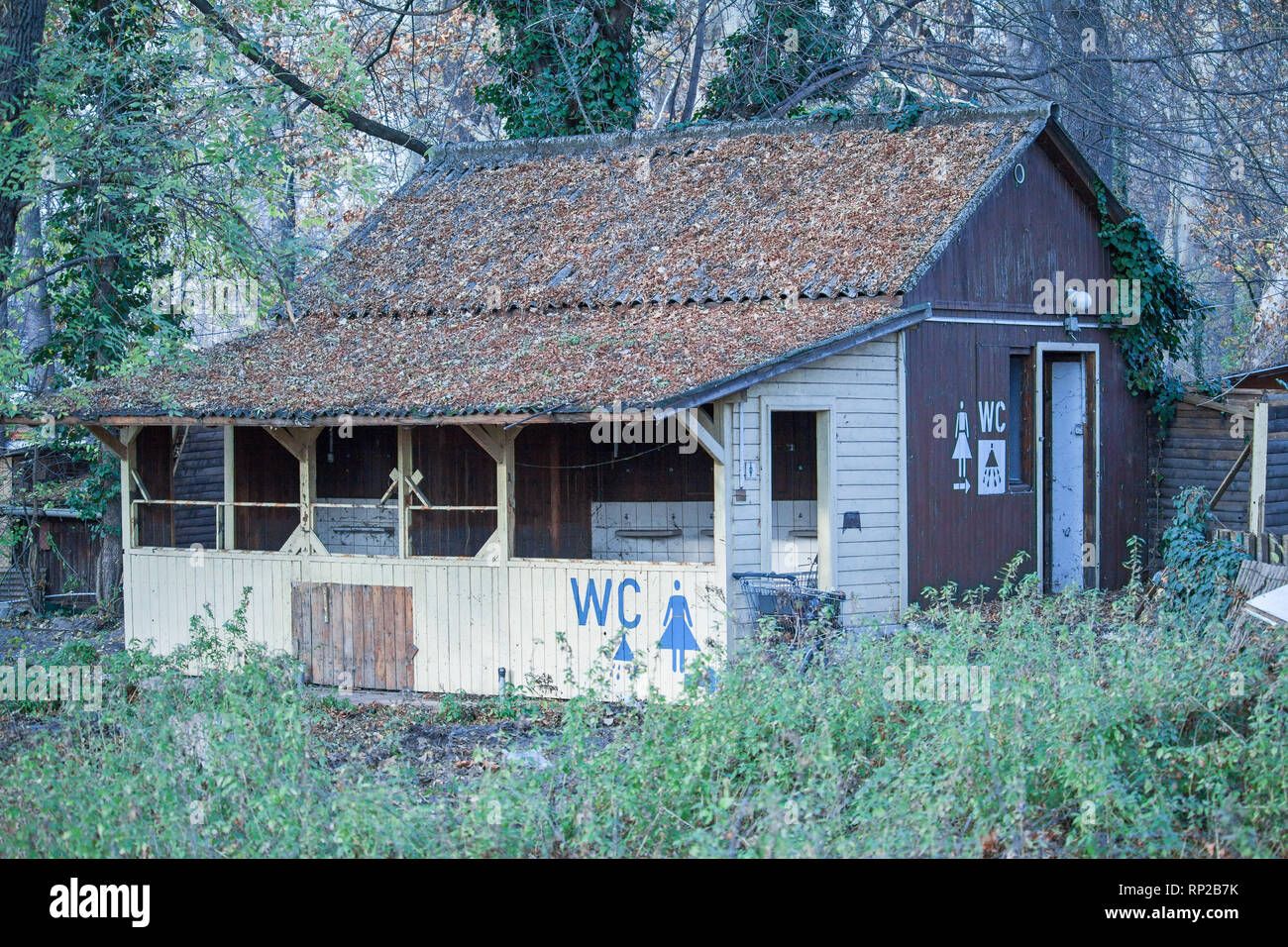 Vernachlässigte Campingplatz öffentliche Toilette Gebäude aus Holz im Wald. Stockfoto