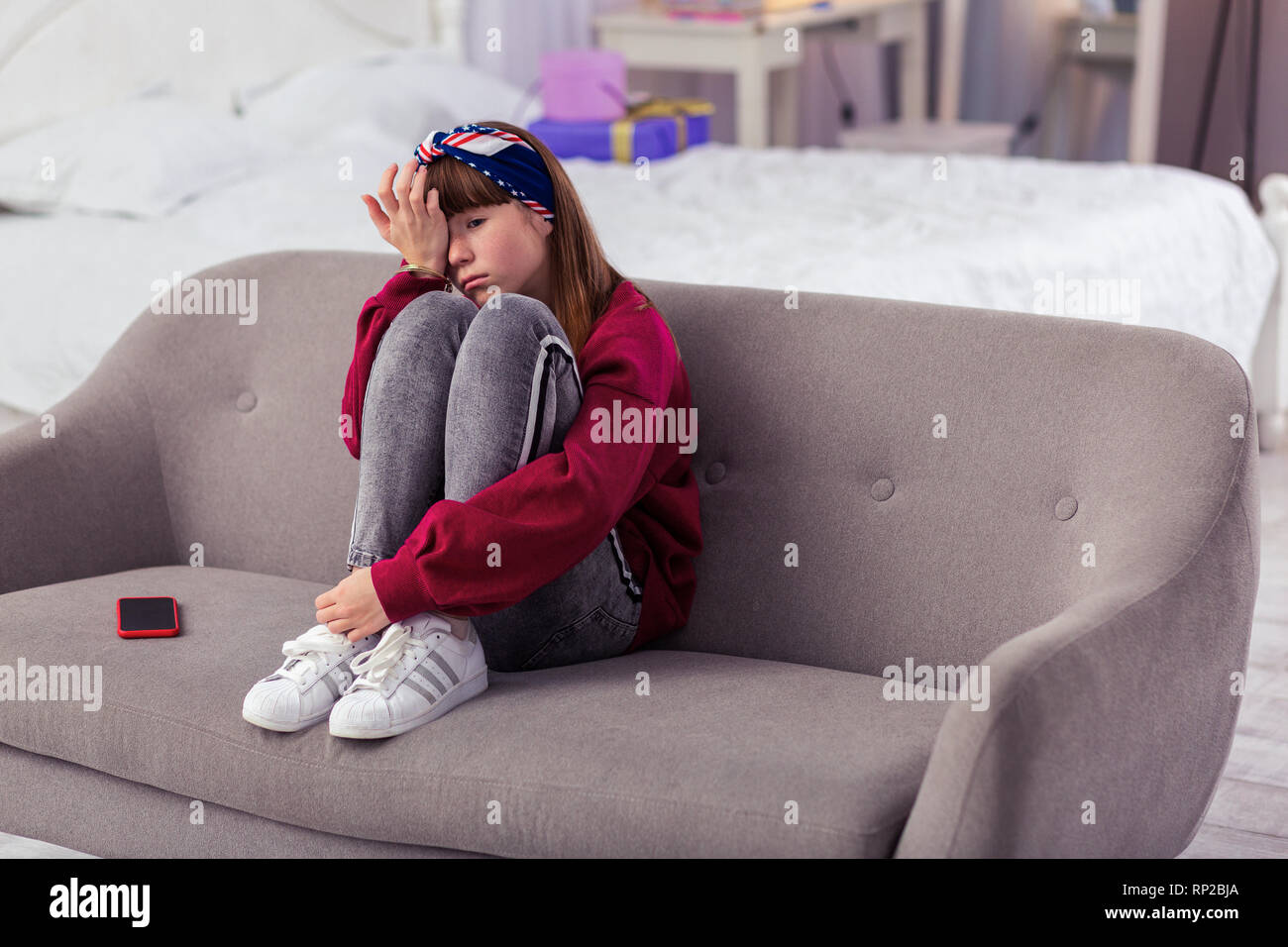 Gelangweilte Teenager ihre Mutter zu Hause warten Stockfoto