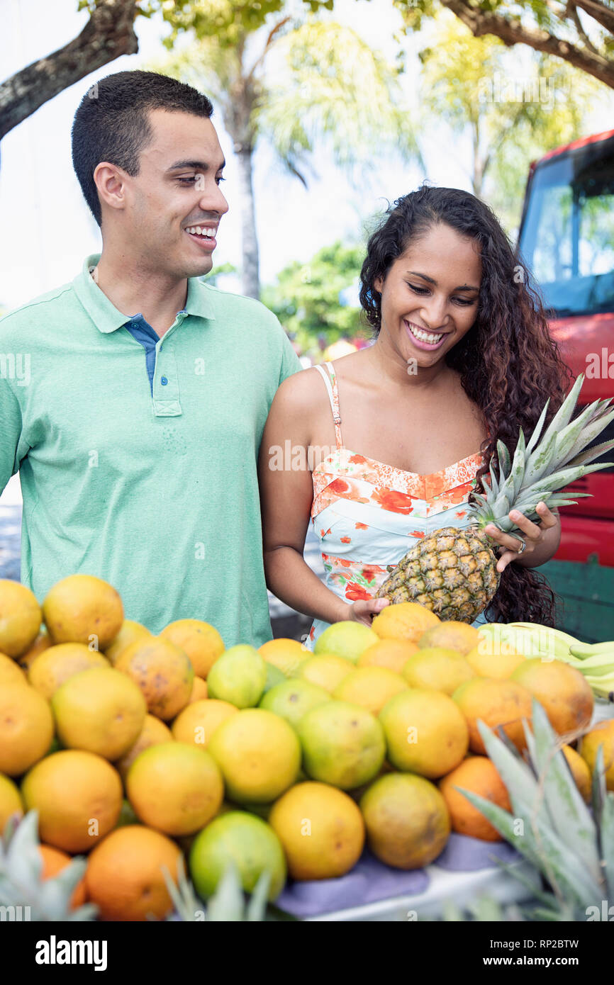 Einen jungen Latino Paar Einkaufen in einem Markt, der in den Tropen Stockfoto