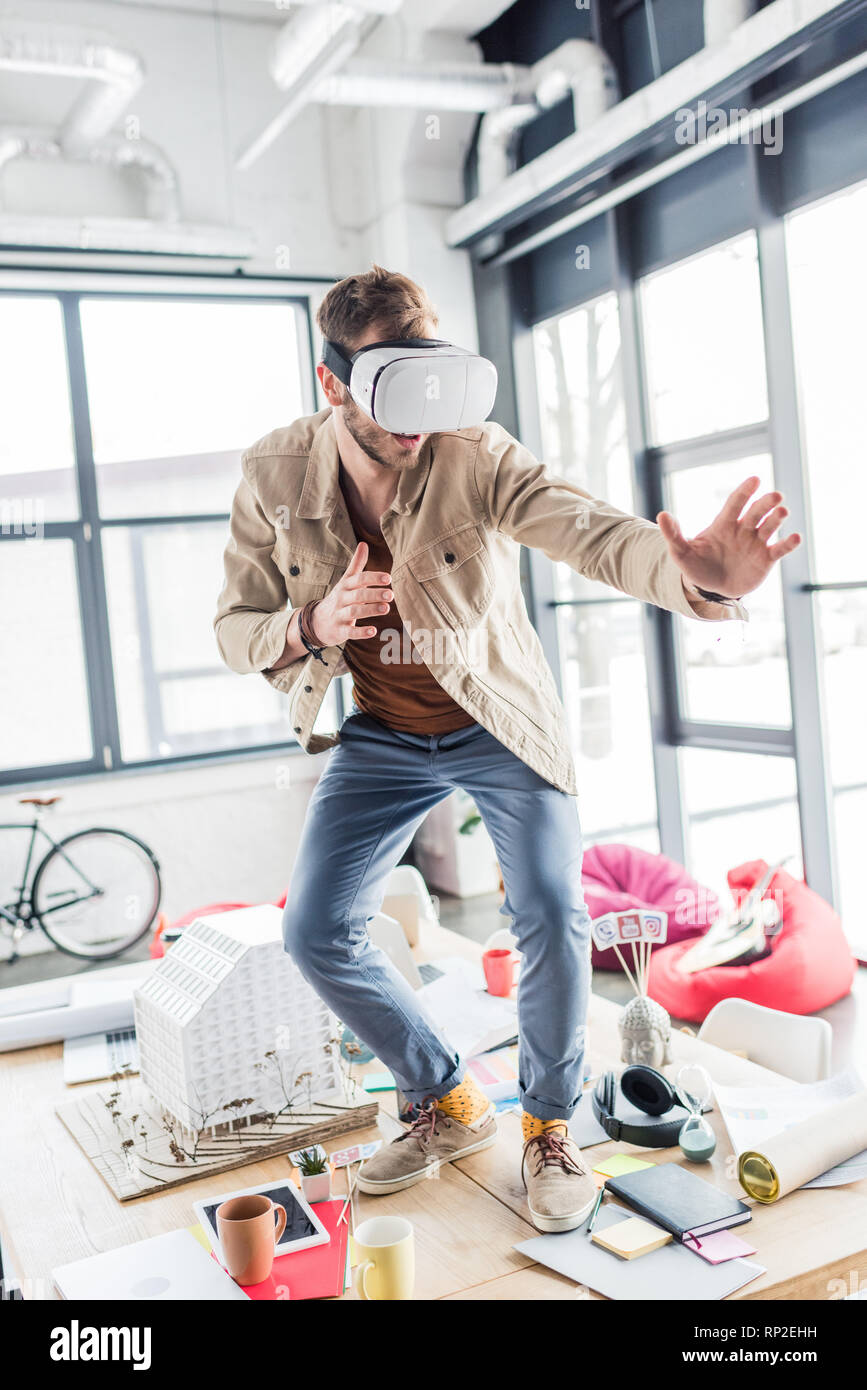 Überrascht männlichen Architekten gestikulierte mit Händen, während in der virtuellen Realität im Loft Büro Stockfoto