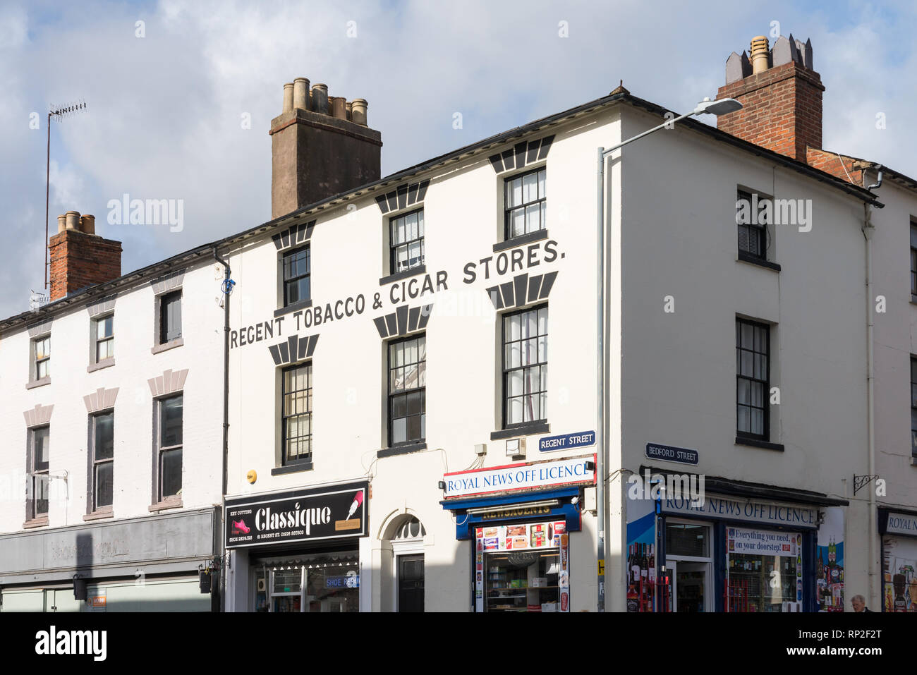 Regent Tabak und Zigarren Speichert große Zeichen an der Wand oben tobacconist Shop in Leamington Spa lackiert Stockfoto