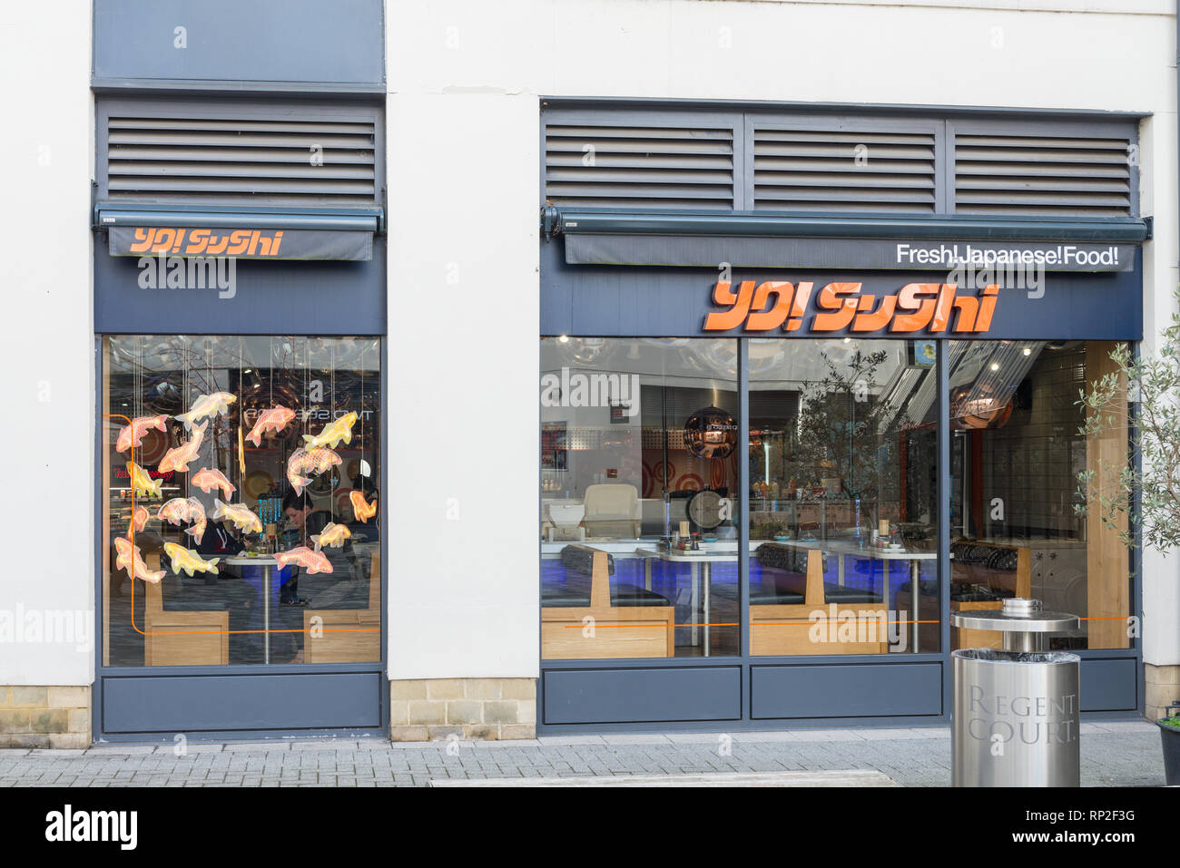 Yo! Sushi Förderband japanisch Essen in der Regent Court, Leamington Spa, Warwickshire, Großbritannien Stockfoto