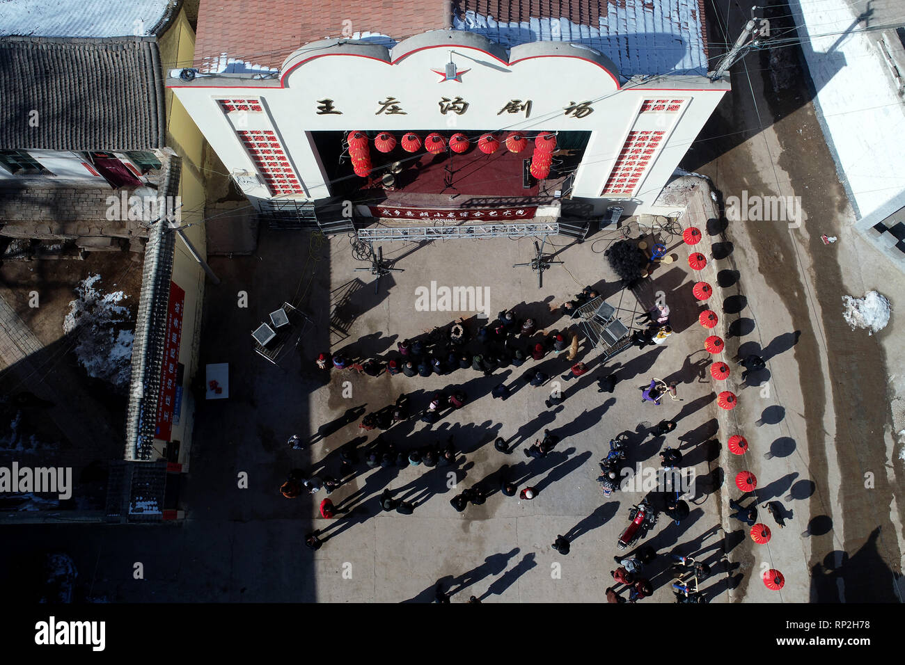 (190220) - WUXIANG, Februar 20, 2019 (Xinhua) - Luftaufnahme zeigt Dorfbewohner beobachten Leistung zu einem Open Air Theater in Wangzhuanggou Dorf, Wuxiang County im Norden der chinesischen Provinz Shanxi, Jan. 16, 2019. Für Generationen, Bewohner von Wangzhuanggou Dorf kaum abgekratzt, ein Leben als Folge der geografischen Isolation. Allerdings ist eine große Änderung wurde vorgenommen, da eine Reihe von Armut relief Programme in 2014 gestartet wurden. Das ganze Dorf hat aus der Armut wurde im Jahr 2018 mit dem Pro-Kopf-Einkommen stieg auf 6.100 Yuan (907 US-Dollar), mit der die Dorfbewohner zu spe angehoben Stockfoto