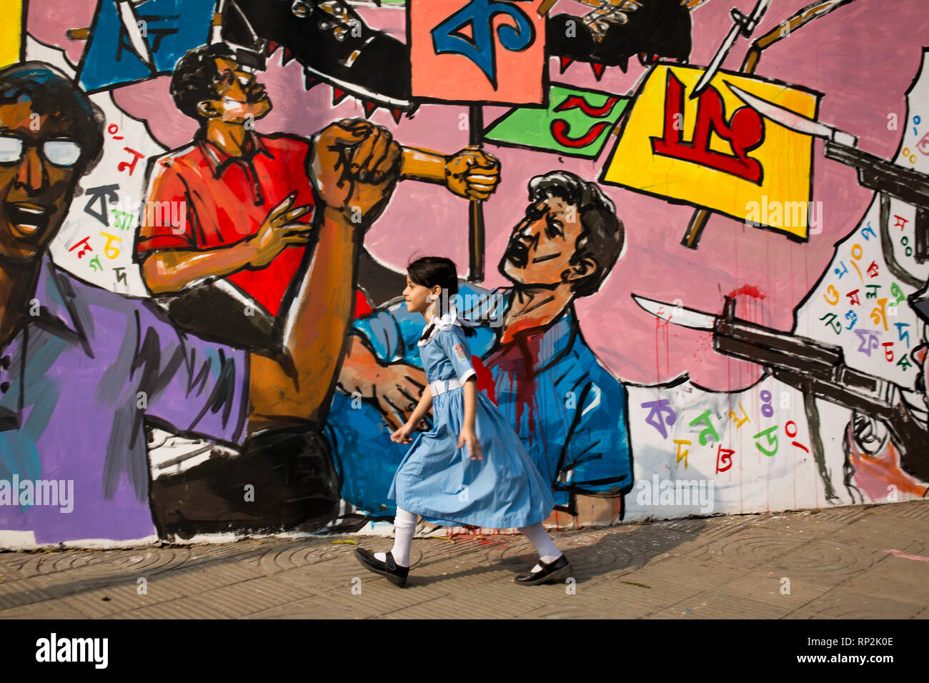 Dhaka, Bangladesch. 20 Feb, 2019. Schüler geht an der Wand, dass Farben als Teil der Dekoration für den Internationalen Mutter Sprache Tag Feier vor der Sprache Monument, das sich in Dhaka, Bangladesch matyrs am 20. Februar 2019. Die Nation wird zu Ehren der Bangla Sprache Bewegung Märtyrer, die ihr Leben für ihre Muttersprache 1952 geopfert, während die Vereinten Nationen für Erziehung, Wissenschaft und Kultur (UNESCO) vom 21. Februar wie die Internationale Mutter Tag Sprache erklärt. Credit: zakir Hossain chowdhury Zakir/Alamy Liv Stockfoto