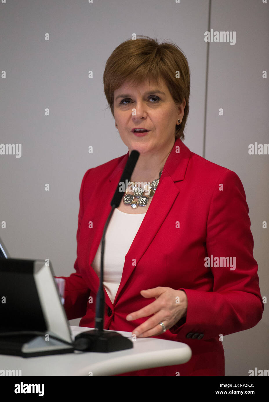 Glasgow, UK. 20. Februar 2019. Erster Minister, Nicola Sturgeon den Krieg erklärt Kunststoffe ihrer Eröffnungsrede an Schottlands International Marine Konferenz in Glasgow zu liefern. Credit: Colin Fisher/Alamy leben Nachrichten Stockfoto