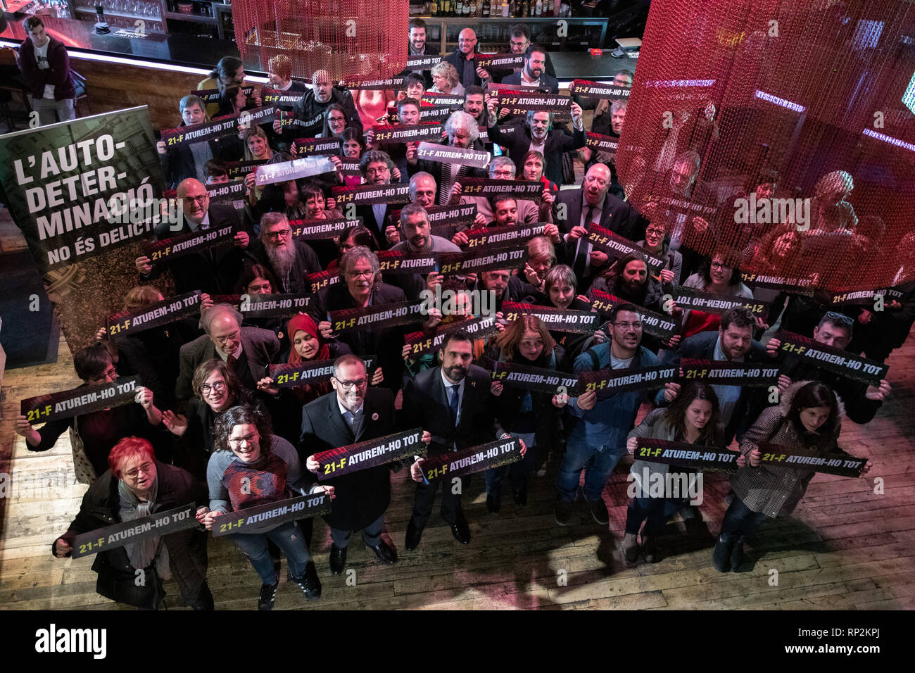 Madrid, Spanien. 20 Feb, 2019. Die Teilnehmer werden gesehen, Plakate während der Akt der Unterstützung für Carme Forcadell in Madrid. Credit: SOPA Images Limited/Alamy leben Nachrichten Stockfoto