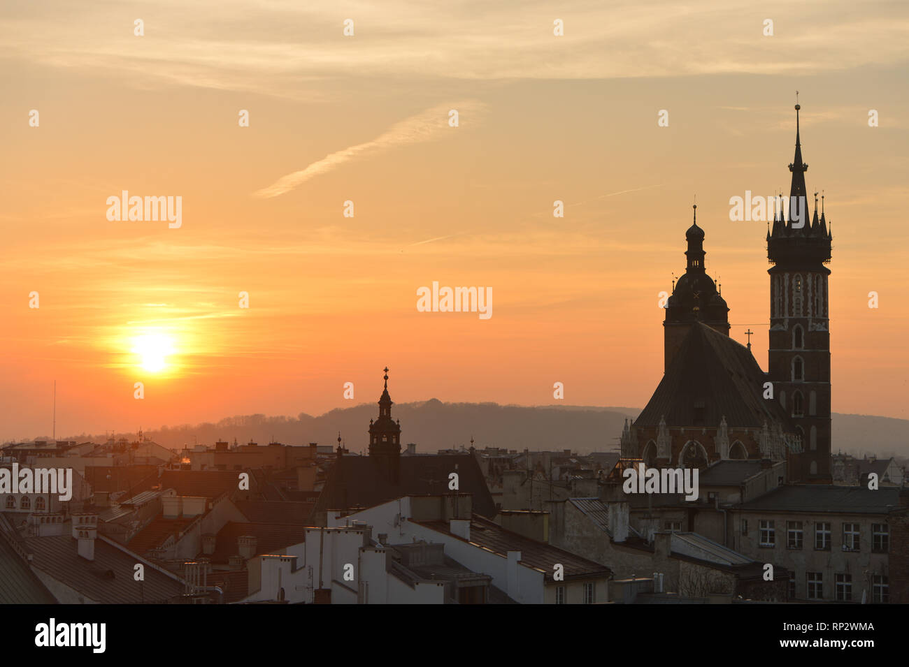 Ein Sonnenuntergang über der Krakauer Altstadt und Schloss Wawel während einer smog Alarm. Luftverschmutzung in der Stadt Krakau weitgehend überschritten die zulässigen EU-Normen. Stockfoto