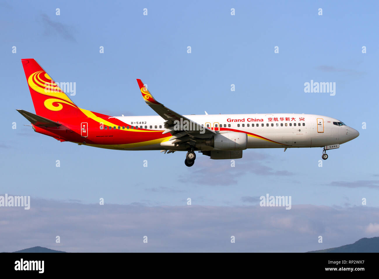 Grand China Air Boeing 737-800 Landung am Flughafen Sanya Phoenix. Stockfoto