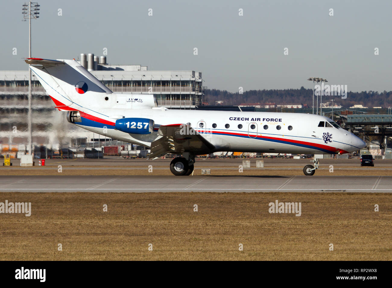 Eine seltene Jakowlew Yak-40 K Landung in München zu Pick-up der Präsident der Tschechischen Republik. Stockfoto