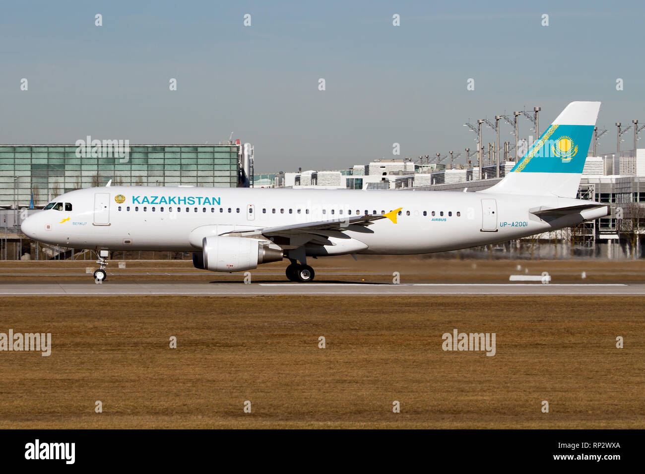 Ein Kasachstan - Regierung Airbus 320 der kasachischen Delegation wieder nach Hause nach der Münchener Sicherheitskonferenz. Stockfoto