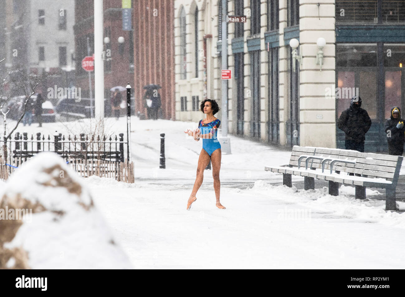 Peking Usa Feb 19 Ein Madchen Posen Fur Fotos Im Schnee In Der Nahe Der
