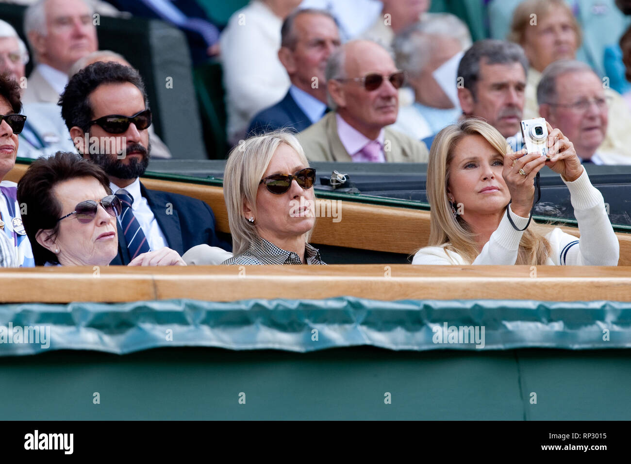 LONDON, ENGLAND - Juli 03: Martina Navratilova (C) und Christie Brinkley (R) während die Damen Singles Finale zwischen Vera Zvonareva und Serena Williams am Tag zwölf der Wimbledon Lawn Tennis Meisterschaften bei den All England Lawn Tennis und Croquet Club am 3. Juli 2010 in London, England. (Foto durch Stürme Media Group) Menschen: Billie Jean King Martina Navratilova Christie Brinkley Stockfoto