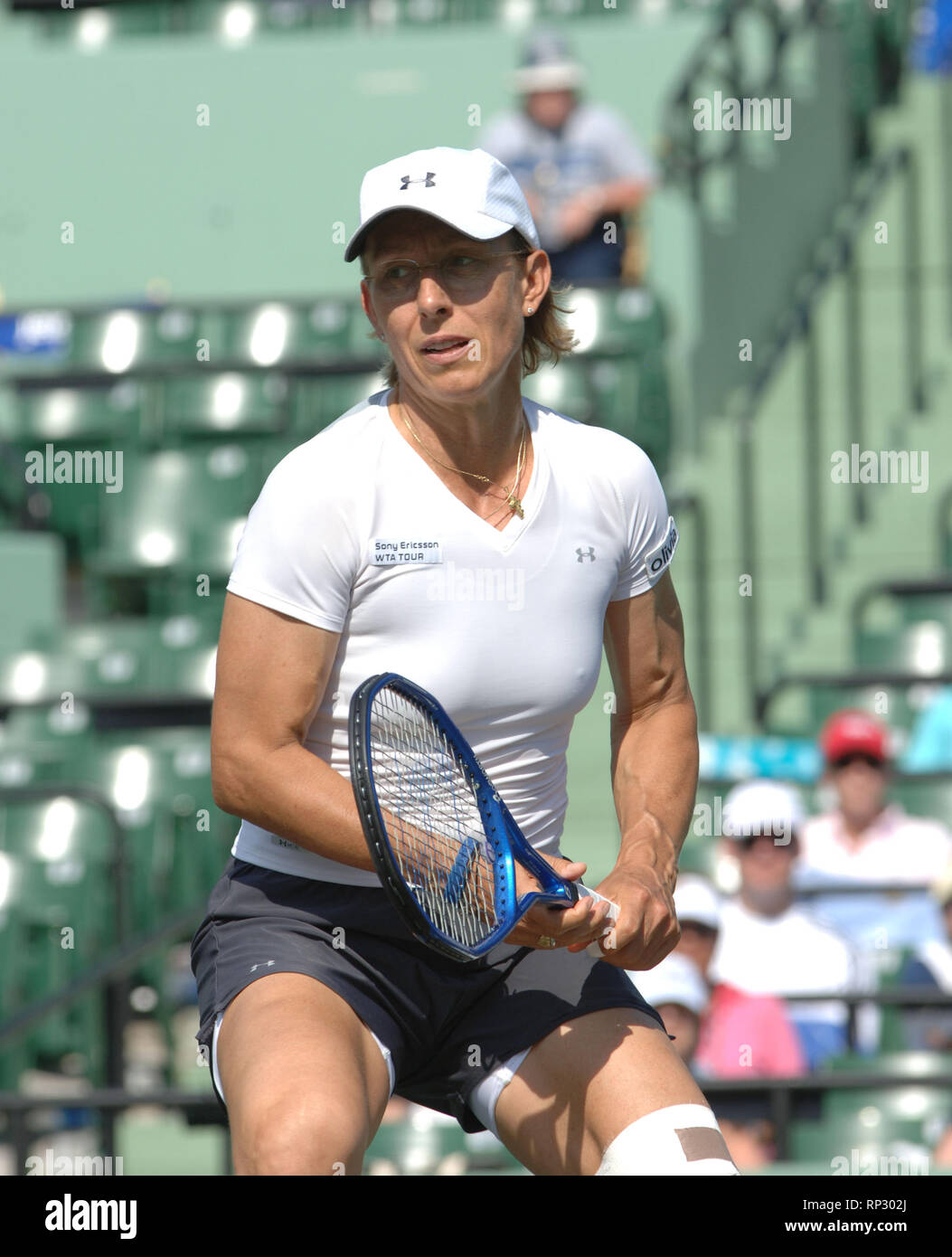 MIAMI - April 02, 2006: Bei den Frauen verdoppelt Finale der 2006 NASDAQ-100 öffnen. AndSamanthaÊStosur LisaÊRaymond (USA) (AUS) besiegt LiezelÊHuber (RSA) andMartinaÊNavratilova (USA) 6-4, 7-5 In geraden Sätzen an den NASDAQ-100 Open, Teil der Sony Ericsson WTA Tour, im Tennis Center am Crandon Park am 2. April 2006 in Miami, Florida. Leute; MartinaÊNavratilova Stockfoto