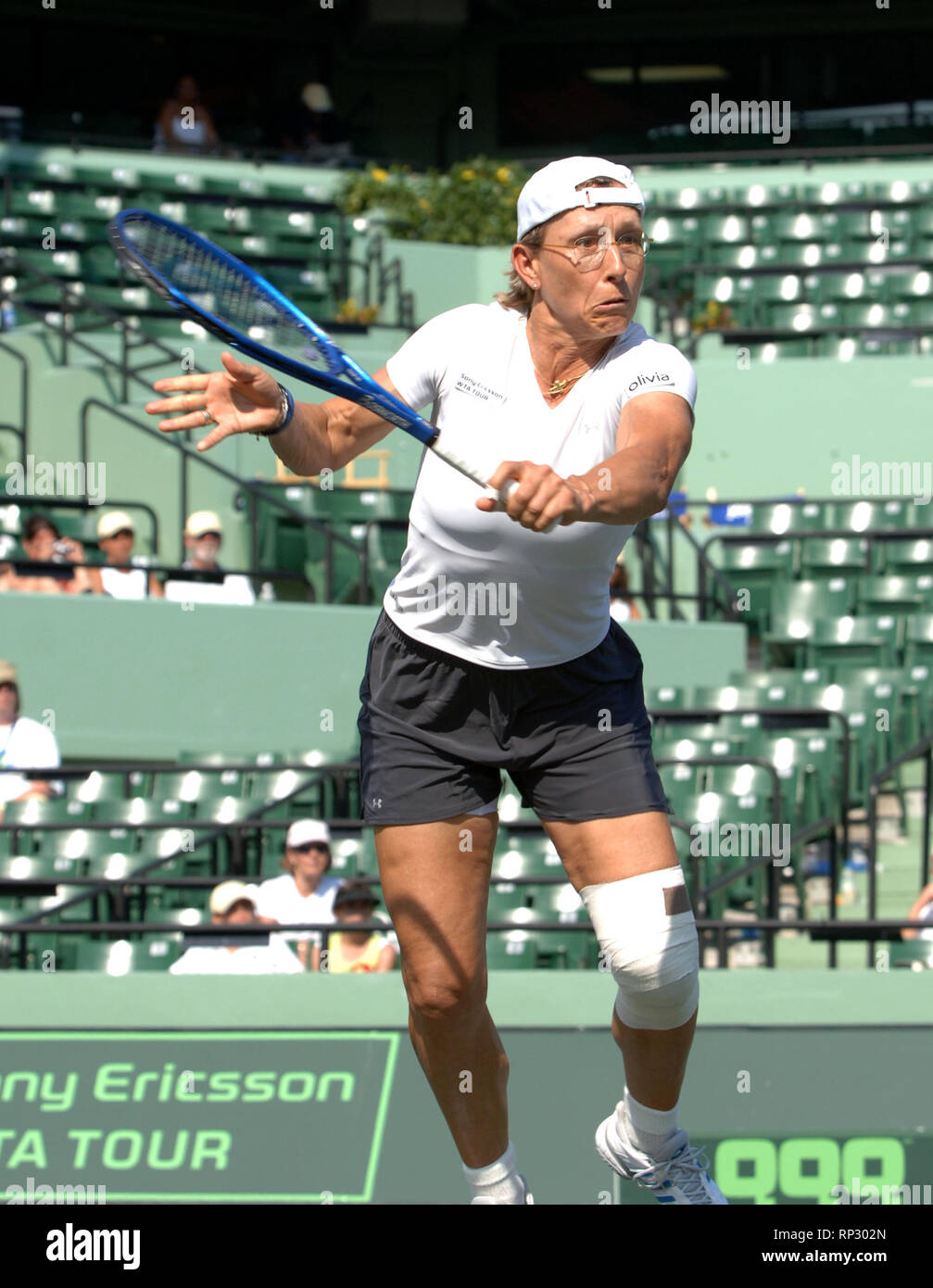 MIAMI - April 02, 2006: Bei den Frauen verdoppelt Finale der 2006 NASDAQ-100 öffnen. AndSamanthaÊStosur LisaÊRaymond (USA) (AUS) besiegt LiezelÊHuber (RSA) andMartinaÊNavratilova (USA) 6-4, 7-5 In geraden Sätzen an den NASDAQ-100 Open, Teil der Sony Ericsson WTA Tour, im Tennis Center am Crandon Park am 2. April 2006 in Miami, Florida. Leute; MartinaÊNavratilova Stockfoto