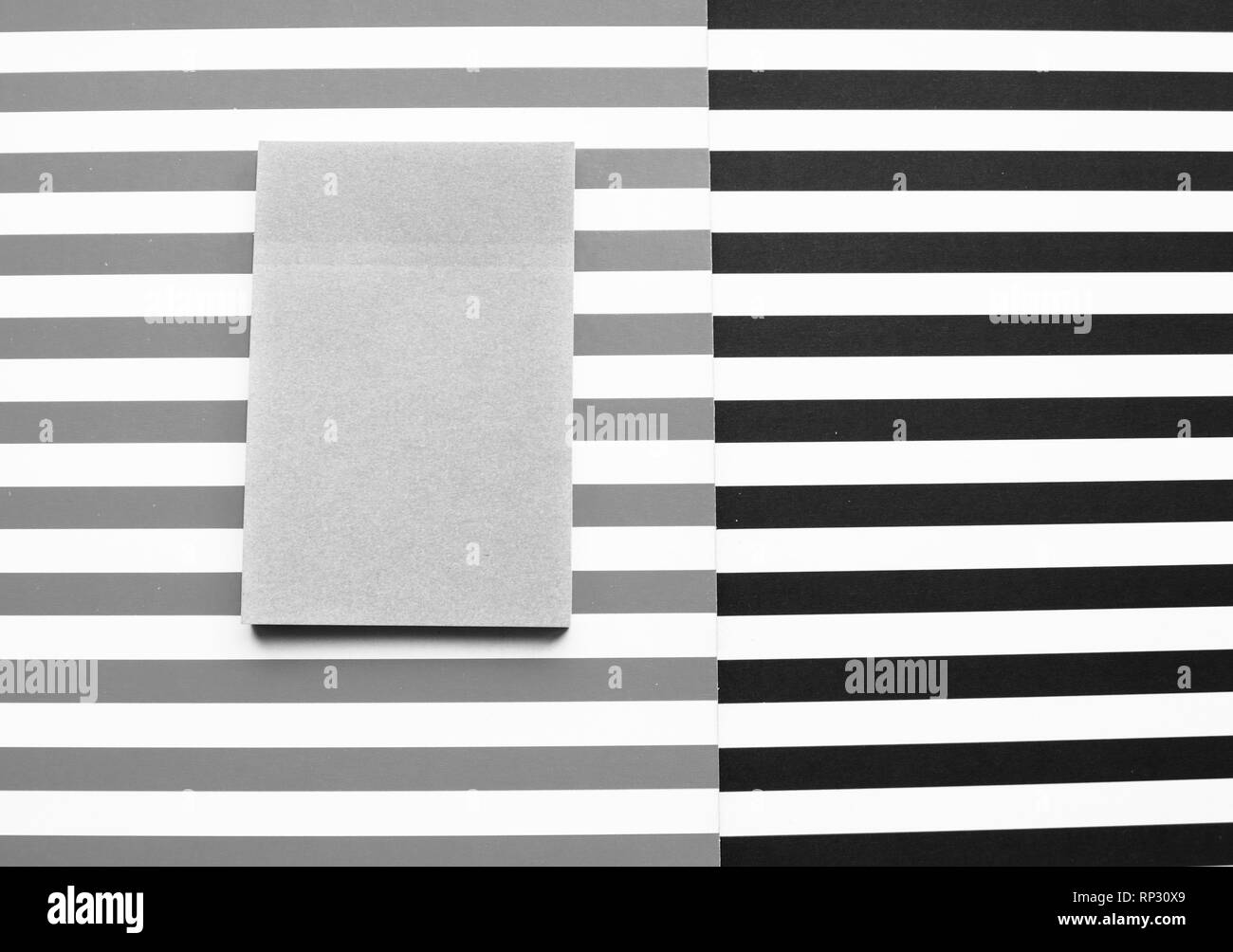 Gestreifte abstrakten Hintergrund, schwarze und weiße Streifen. Aufkleber für die Beiträge. Stockfoto