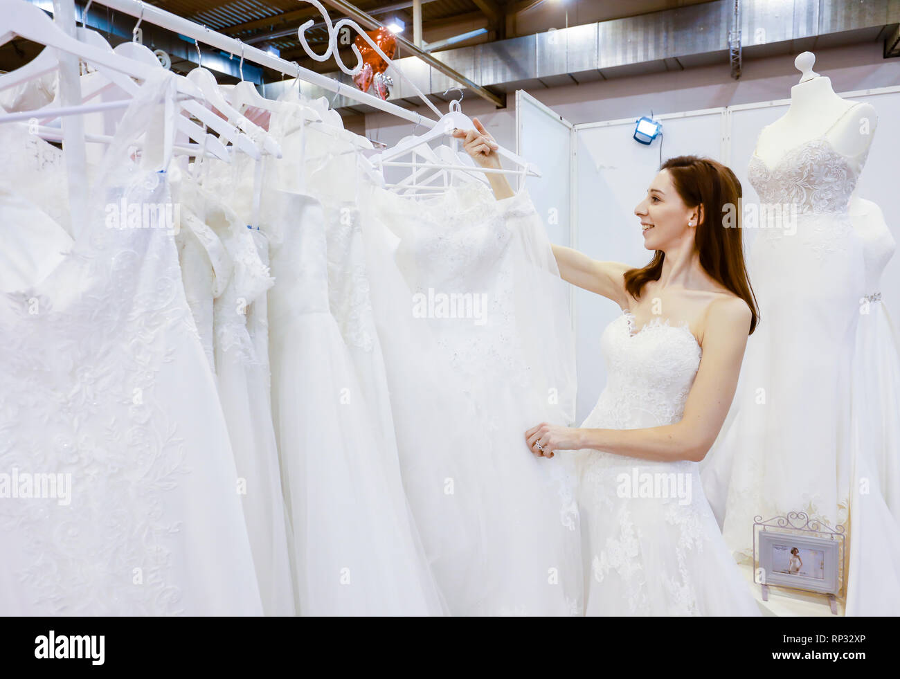 06.01.2019, Essen, Nordrhein-Westfalen, Deutschland - die Frau, die in einer Hochzeit Kleid, die versuchen, auf die bei der Hochzeit Masse. Präsentiert Szene mit einem Modell aus der Boo Stockfoto