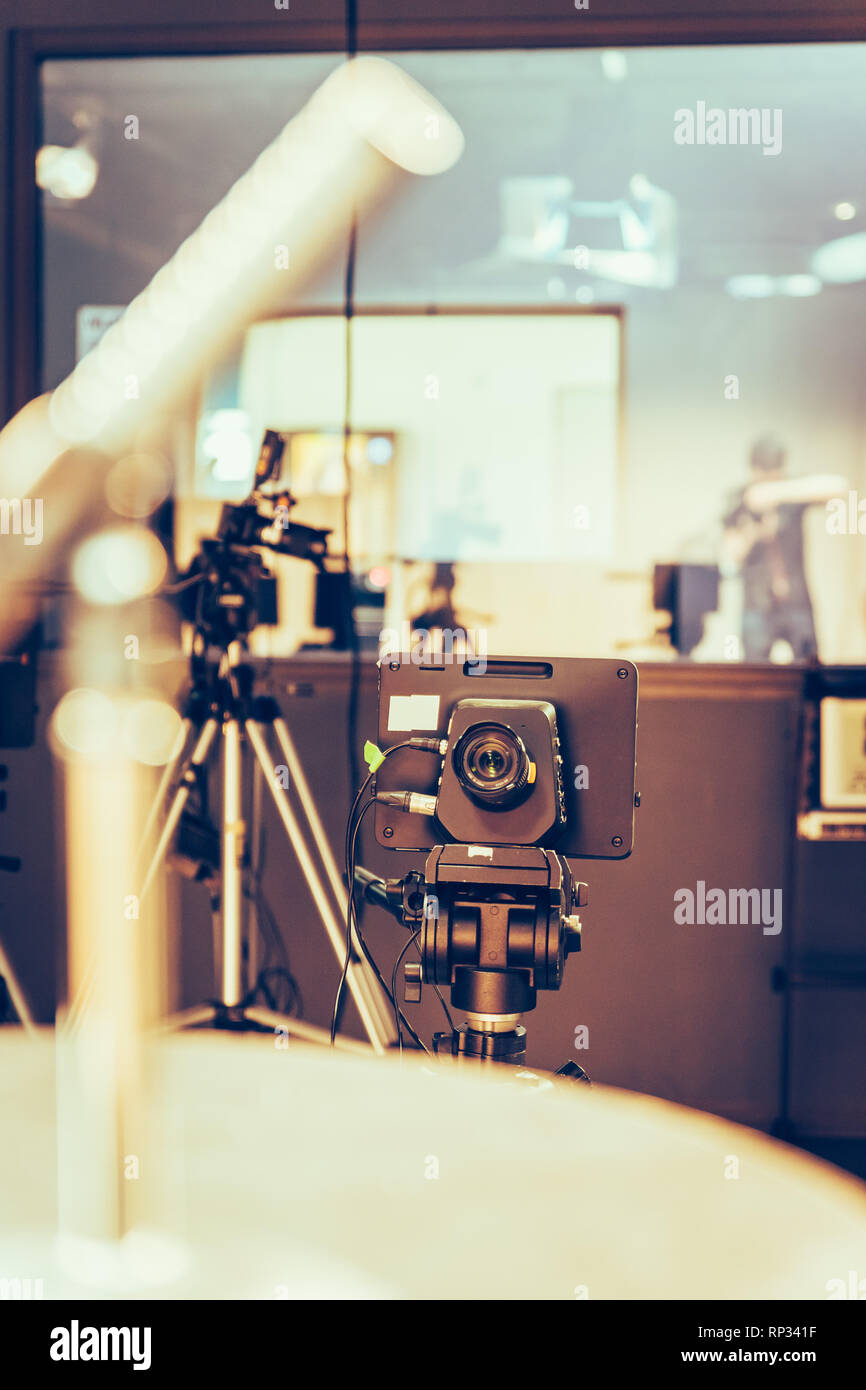 Film Kamera auf einem Stativ in einem Fernsehen Studio, Strahler und Zubehör Stockfoto