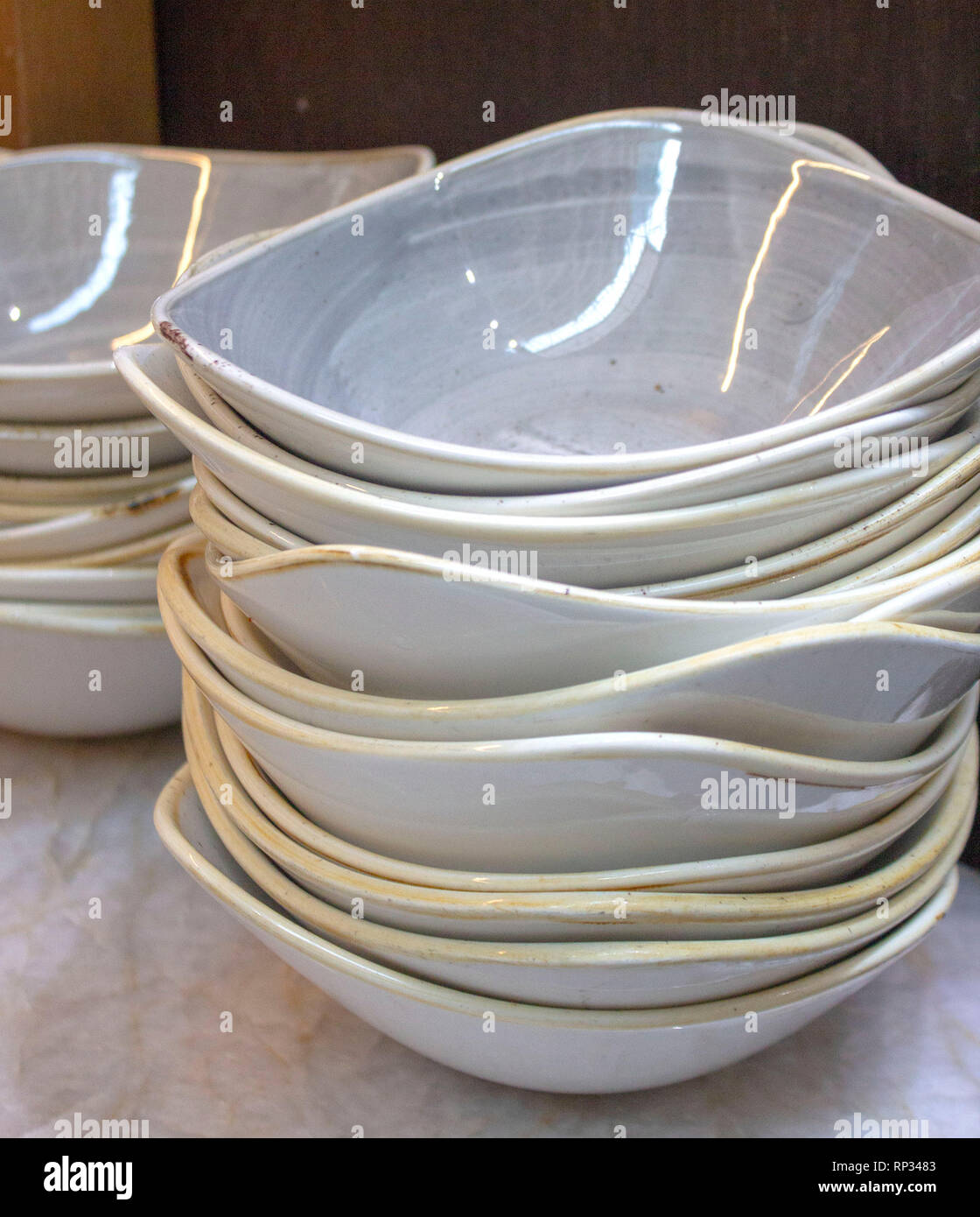 Stapel von Müslischalen am Frühstücksbuffet Stockfoto